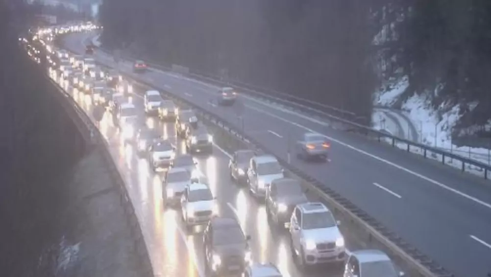 Probleme auf A2 und A9: Staus und winterliches Wetter behindern Verkehr