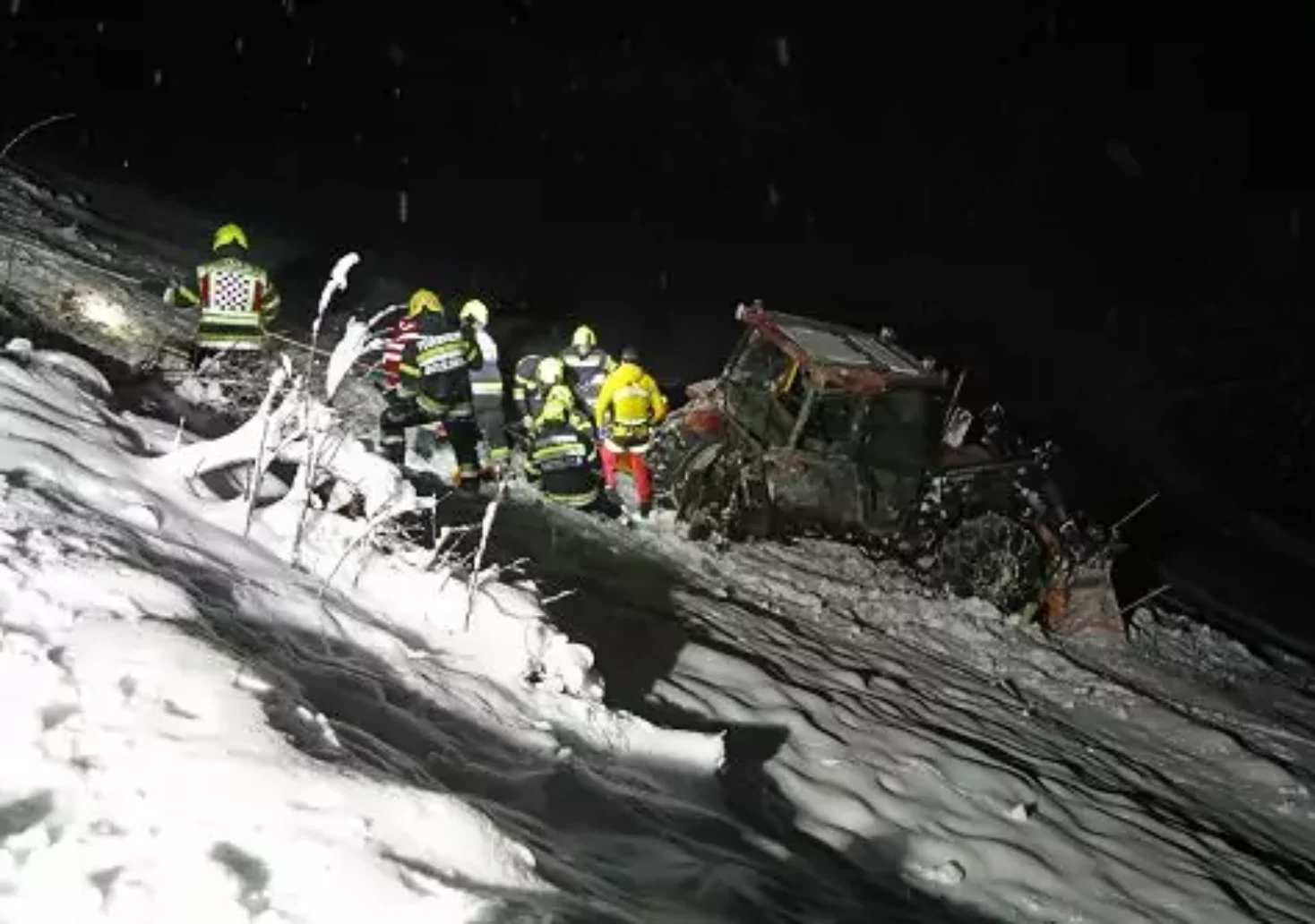 Tragischer Unfall: Mann stürzt mit Traktor 200 Meter ab und stirbt