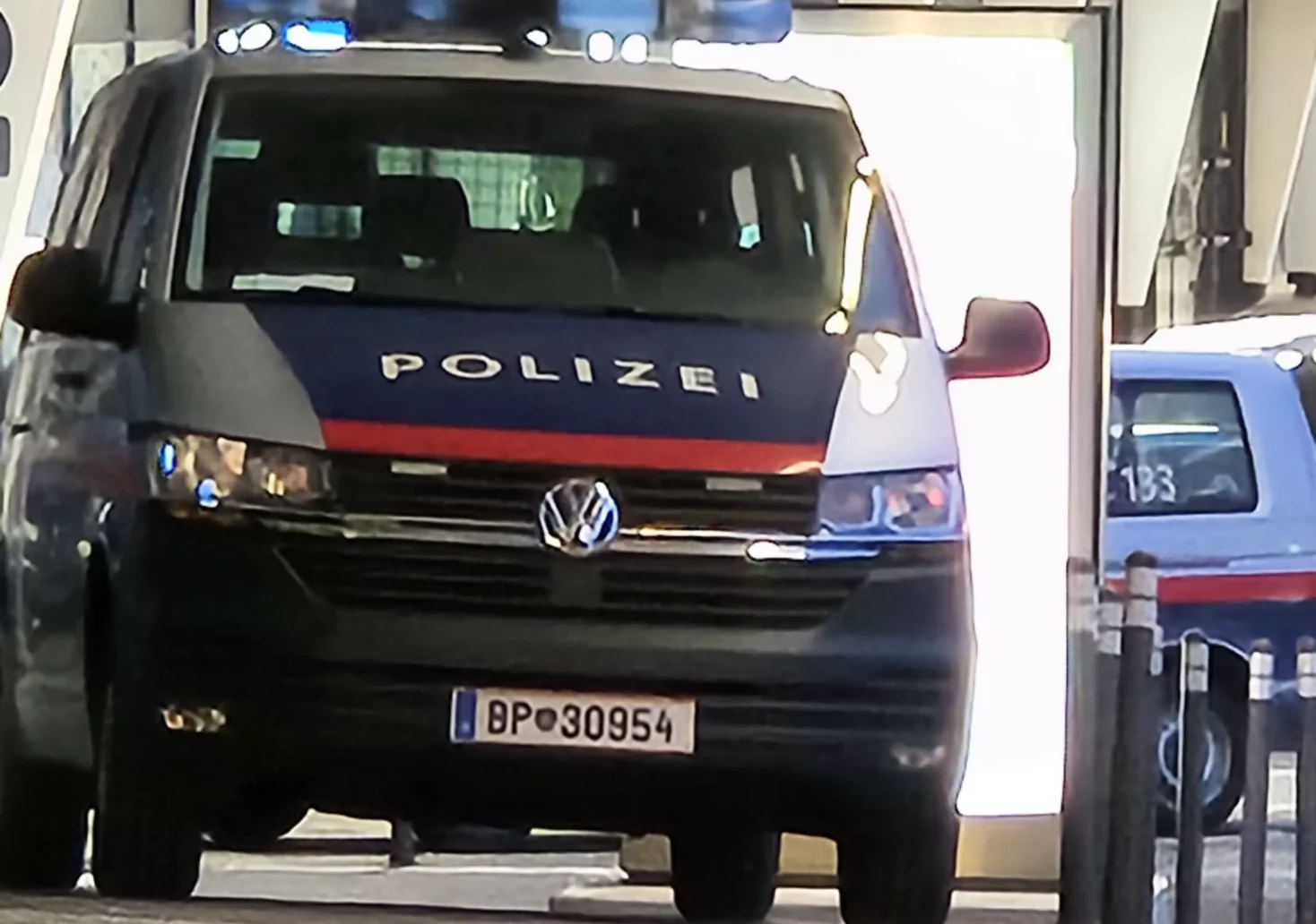 Bild auf 5min.at zeigt ein Polizeiauto am Flughafen Wien-Schwechat.