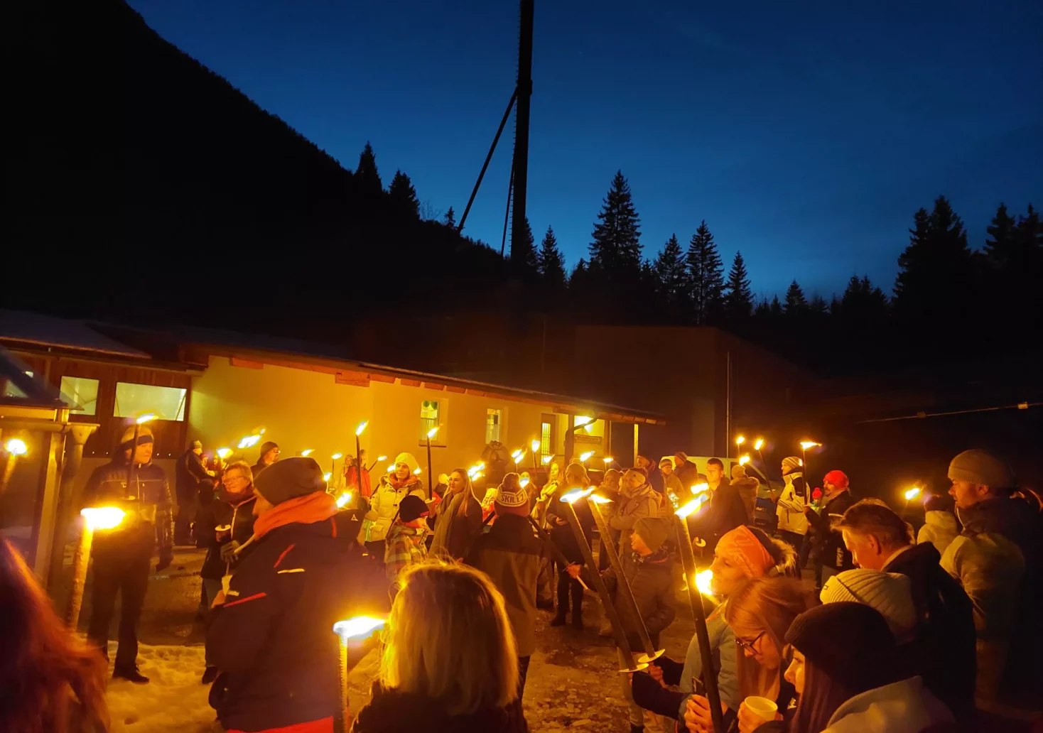 Kleines Zeichen für den Frieden: Lichtermeer bei Marsch für Bad Bleiberg