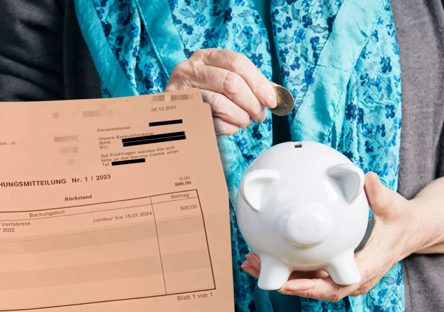 Ein Bild auf 5min.at zeigt das Schreiben des Finanzamtes und eine Pensionistin, die ein Sparschwein in den Händen hält.