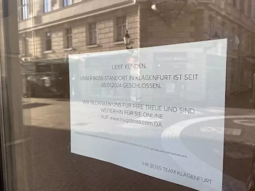 Foto auf 5min.at zeigt ein "Wir haben geschlossen" Plakat in einer Klagenfurter Hugo Boss Filiale.