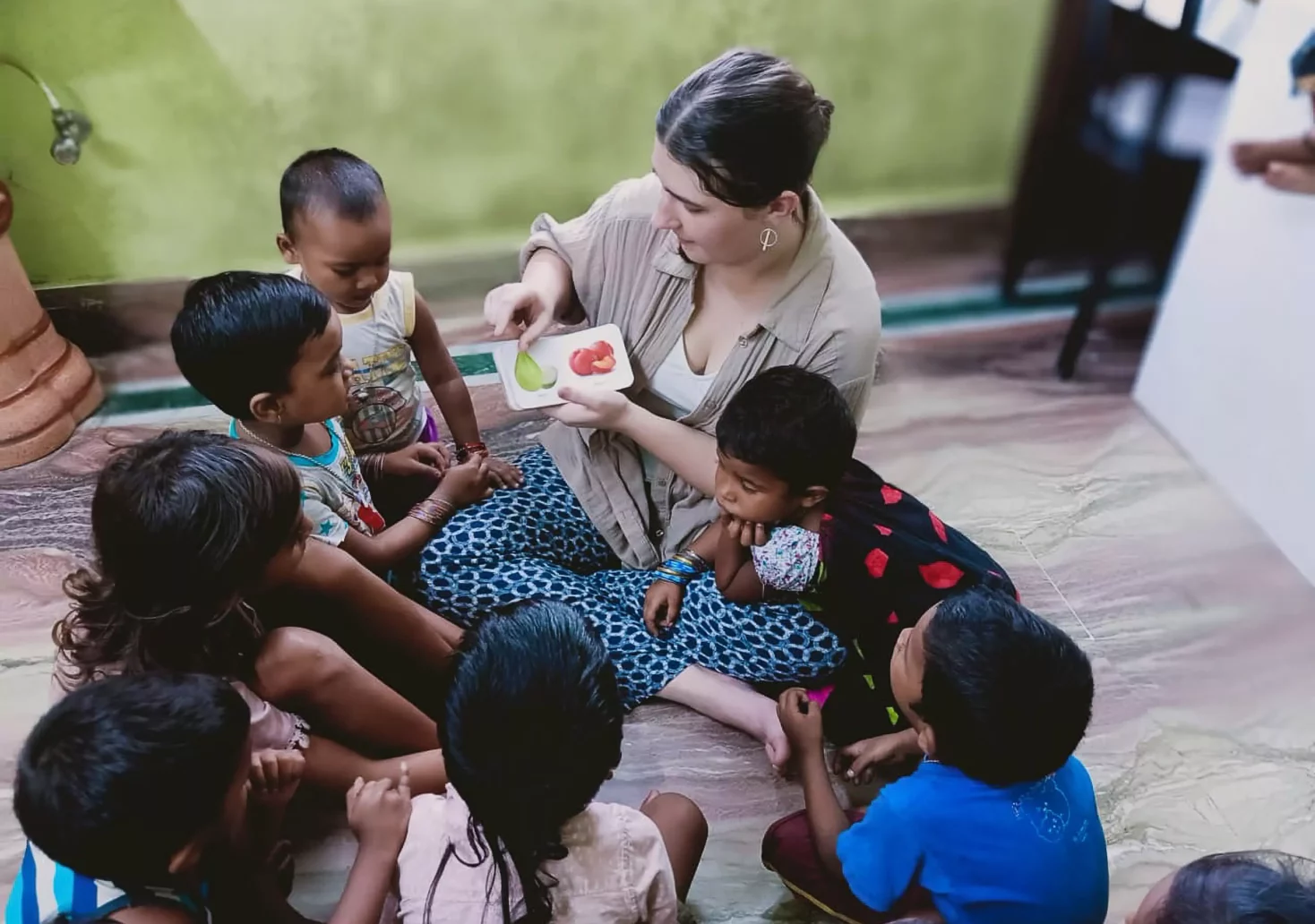 Foto auf 5min.at zeigt Sarah in Indien mit einer Gruppe von Kindern.