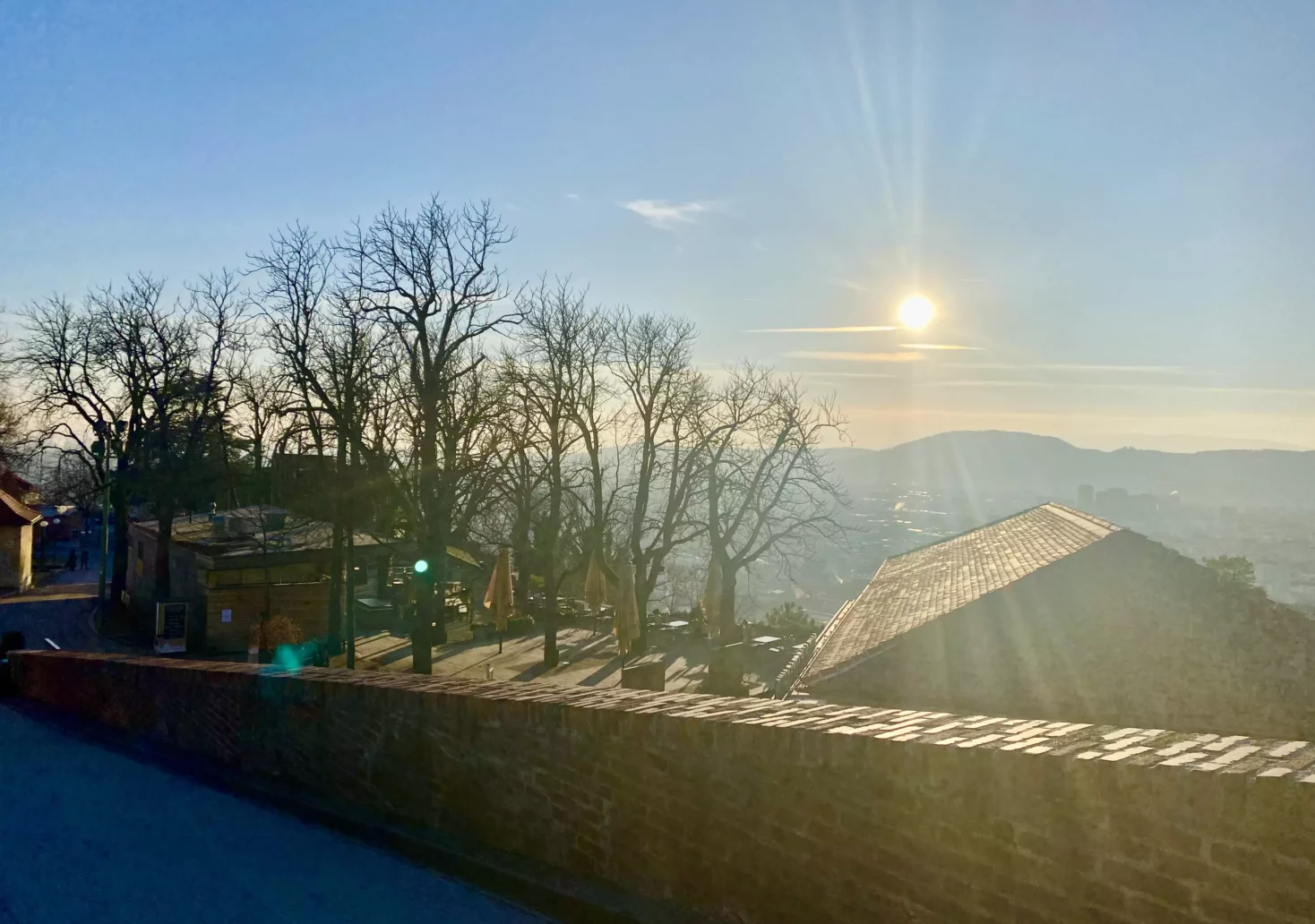 Foto auf 5min.at zeigt den Schlossberg in Graz bei sonnigem Wetter.