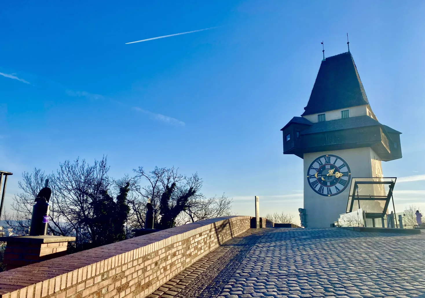 Foto auf 5min.at zeigt den Uhrturm in Graz bei sonnigem Wetter.