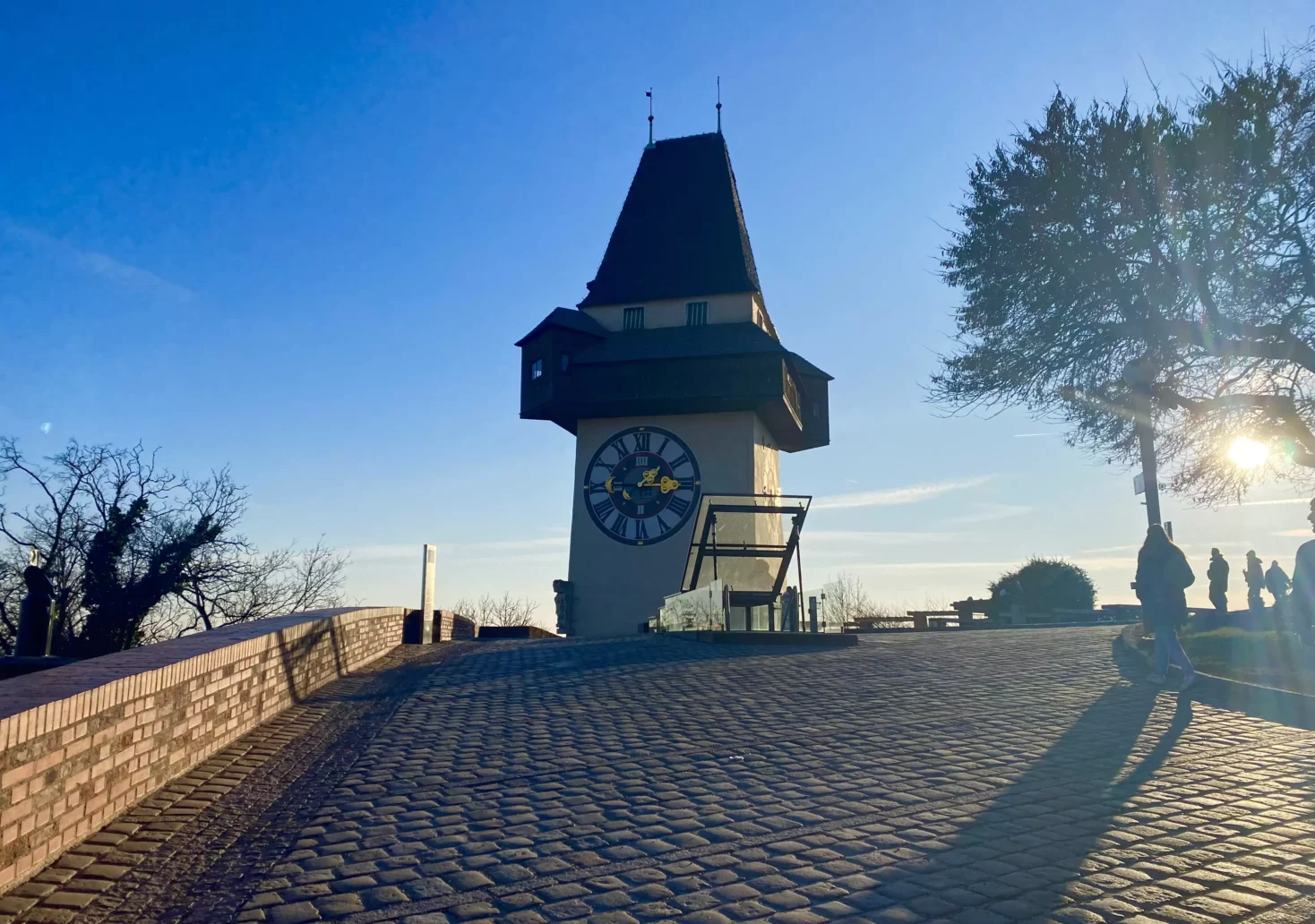 Foto auf 5min.at zeigt den Uhrturm in Graz bei sonnigem Wetter.