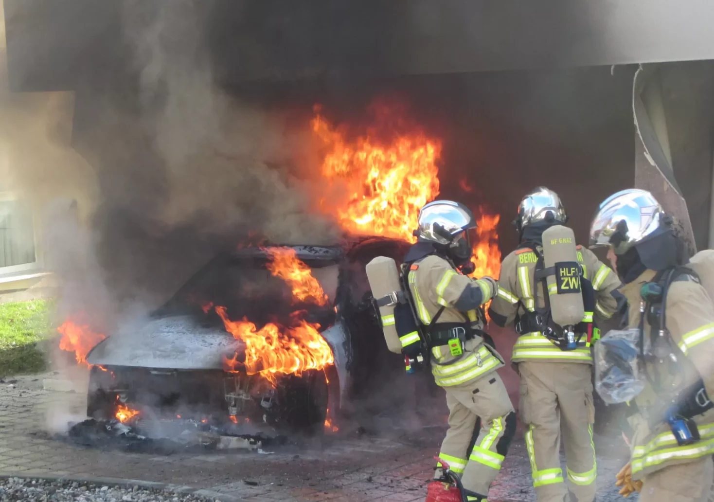 Bild auf 5min.at zeigt die Feuerwehr bei einem Autobrand im Einsatz.