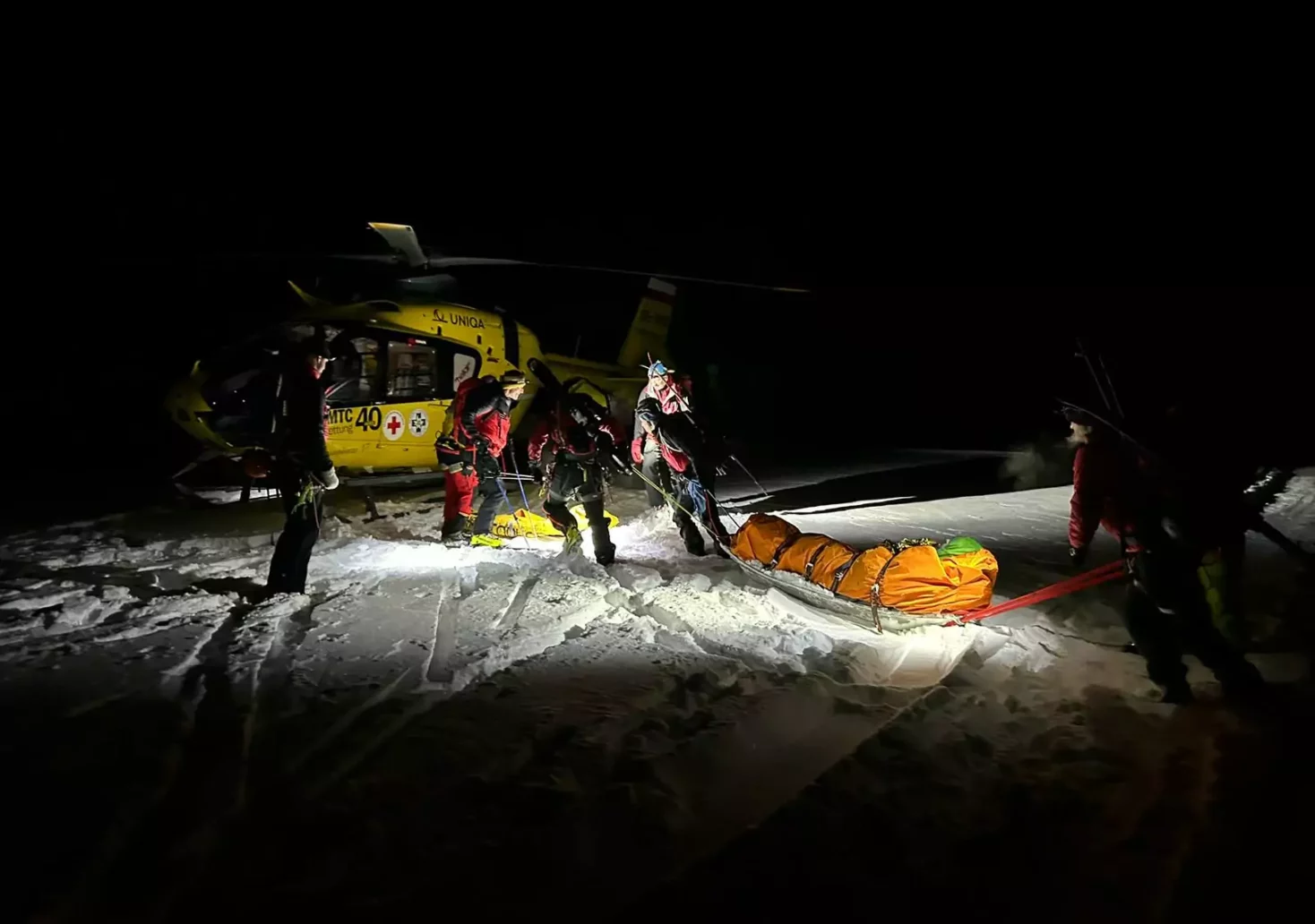 Foto in Beitrag von 5min.at: Zu sehen ist die Rettung des schwer verletzten Skitourengehers.
