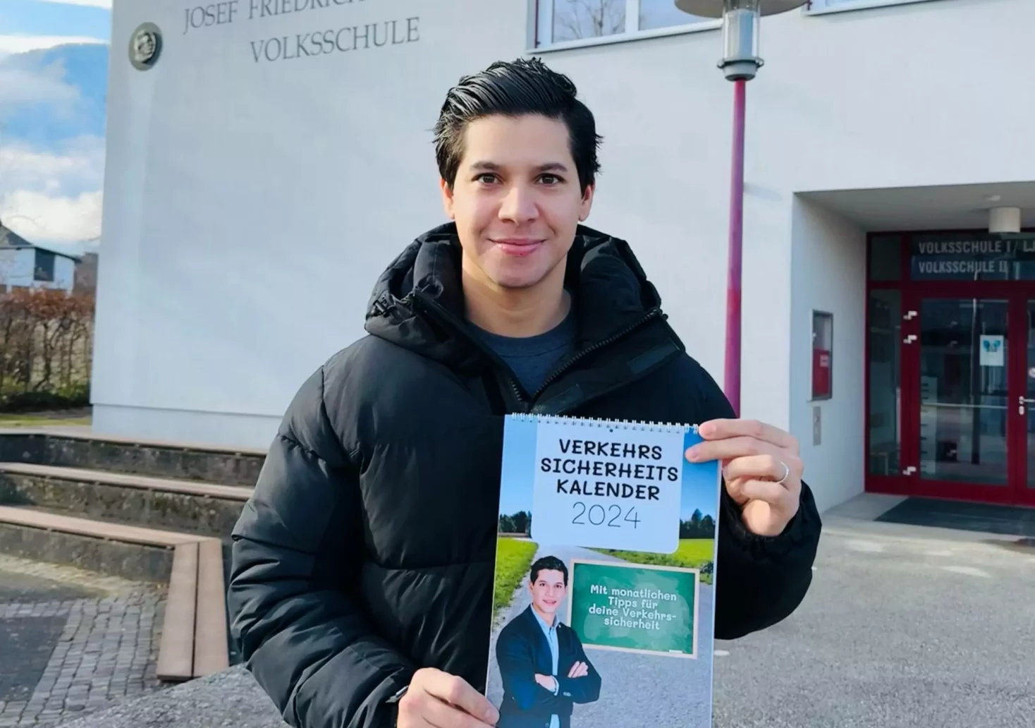 Ein Bild auf 5min.at zeigt FPÖ-Stadtrat Dominic Keuschnig mit dem Verkehrssicherheitskalender für Ferlachs Kinder.