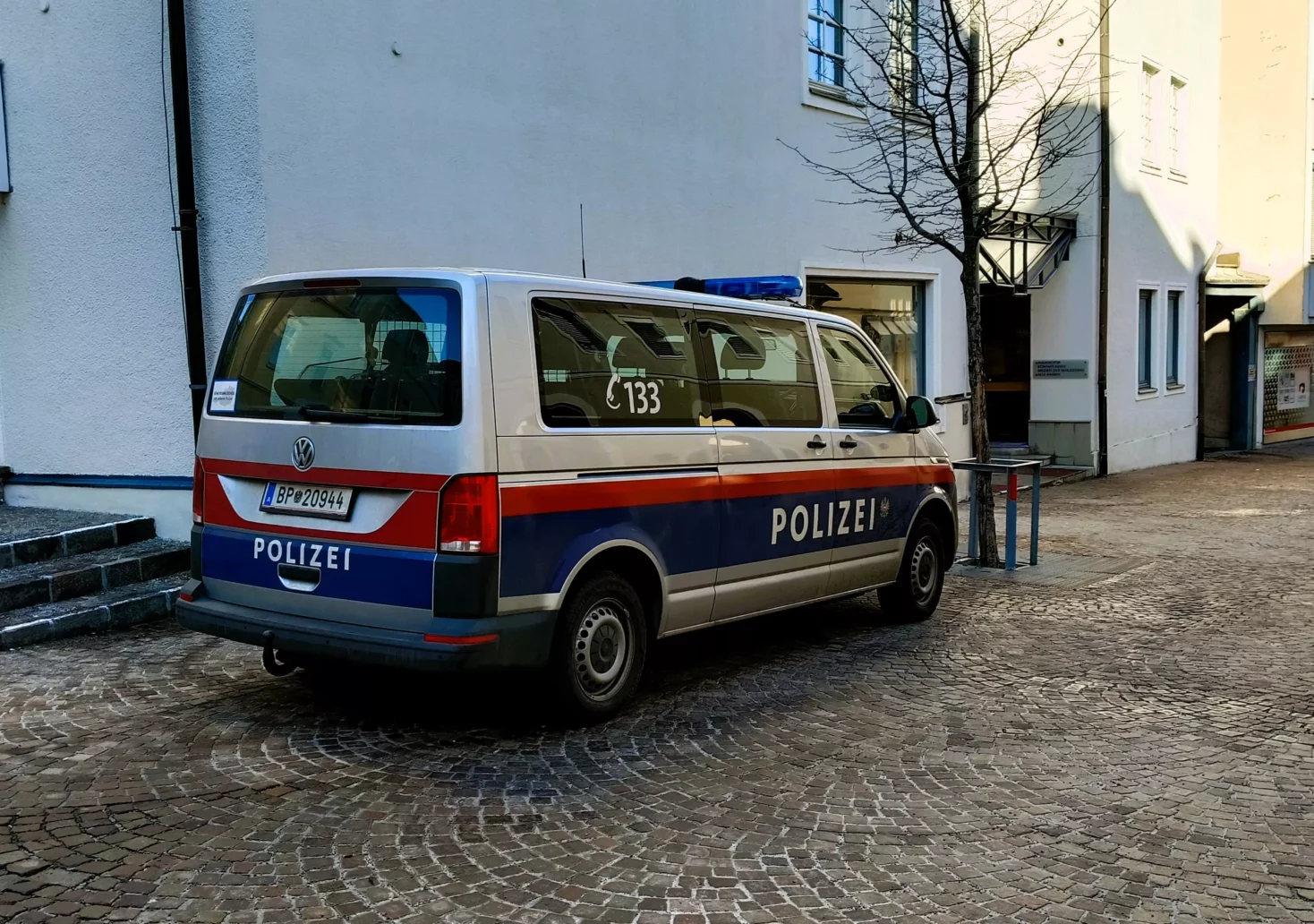 Ein Bild auf 5min.at zeigt einen Streifenwagen der Polizei vor der Polizeiinspektion Hauptplatz in Villach.