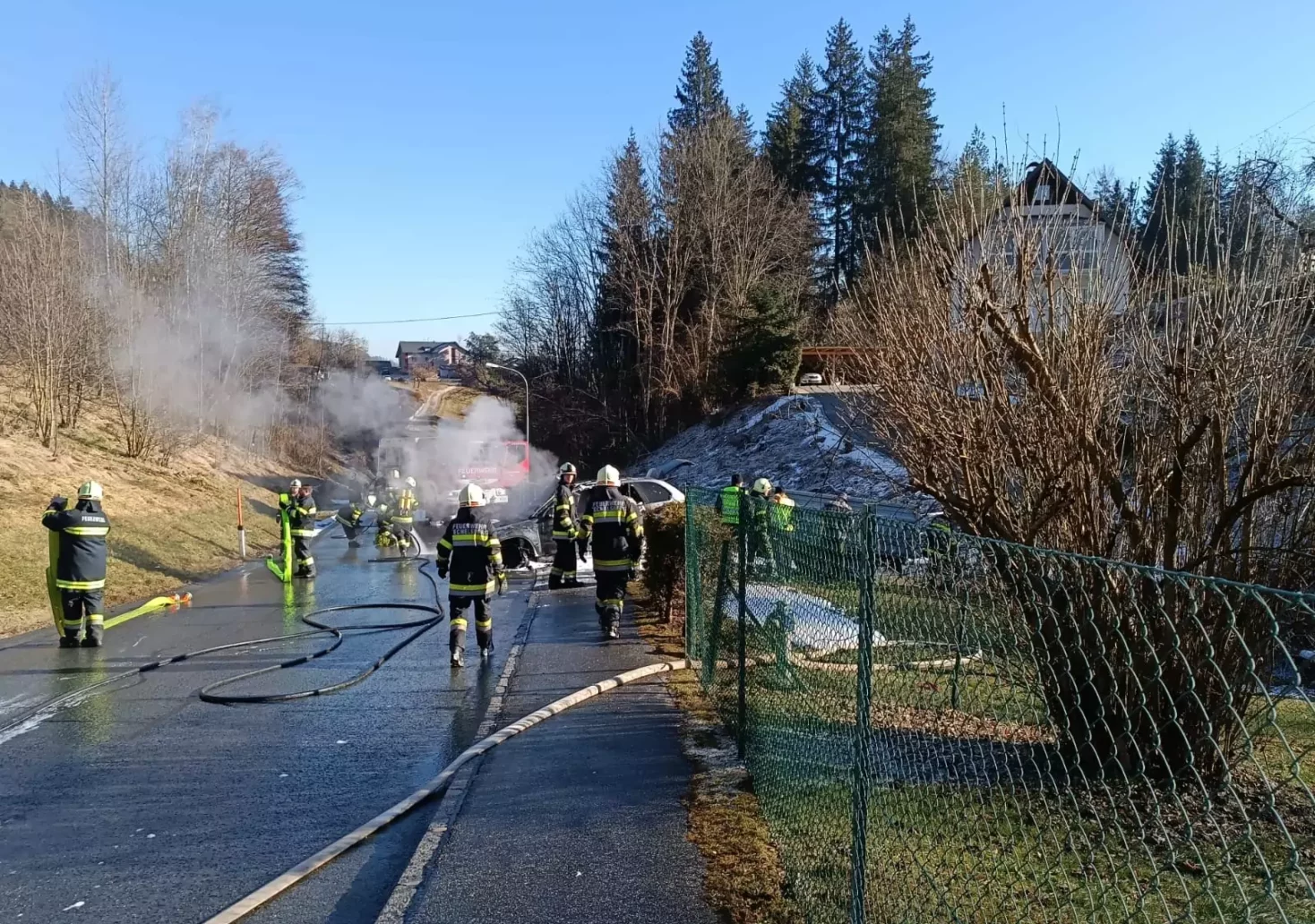 PKW brannte lichterloh: Lenker konnte sich noch vor Flammen retten