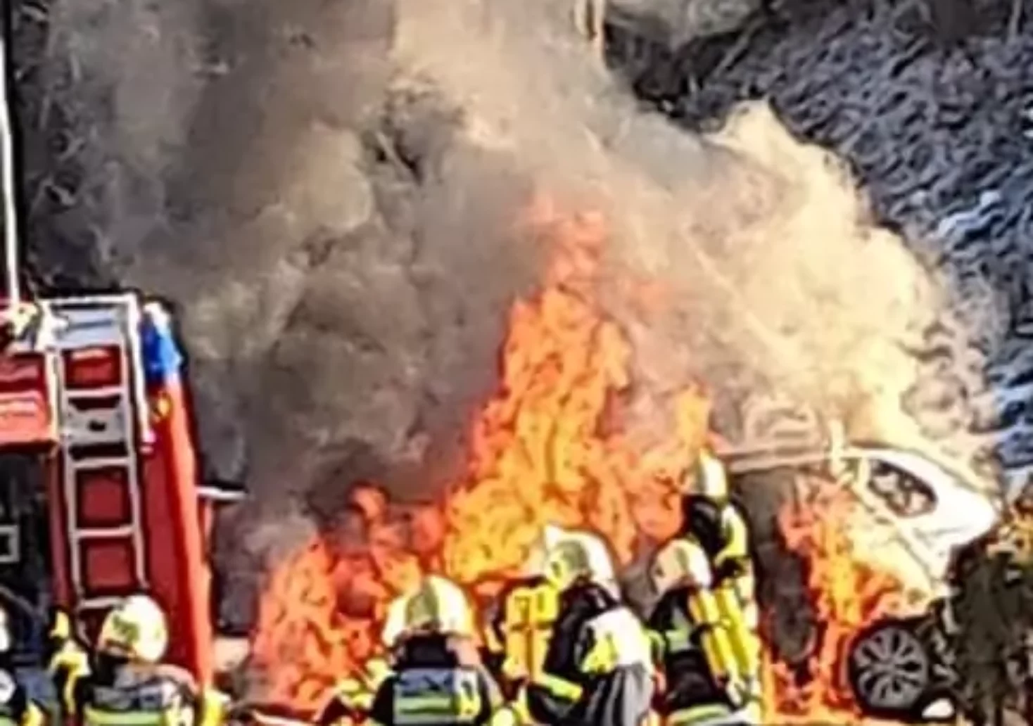 PKW brannte lichterloh: Lenker konnte sich noch vor Flammen retten