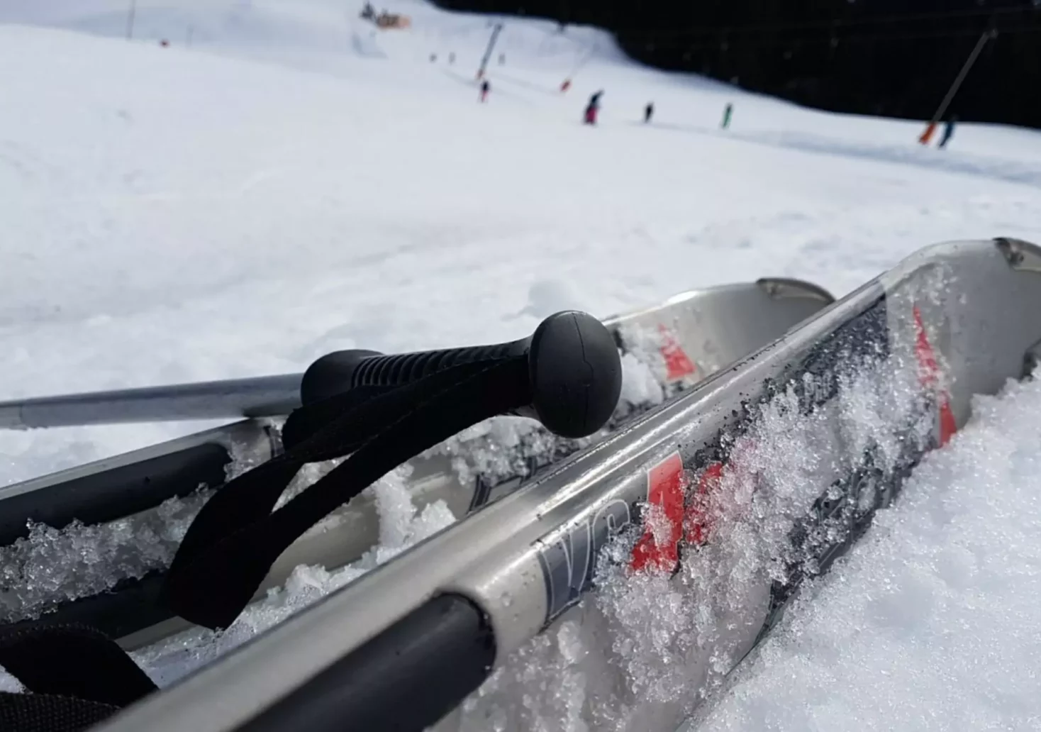 Ein Bild auf 5min.at zeigt ein paar Ski im Schnee.