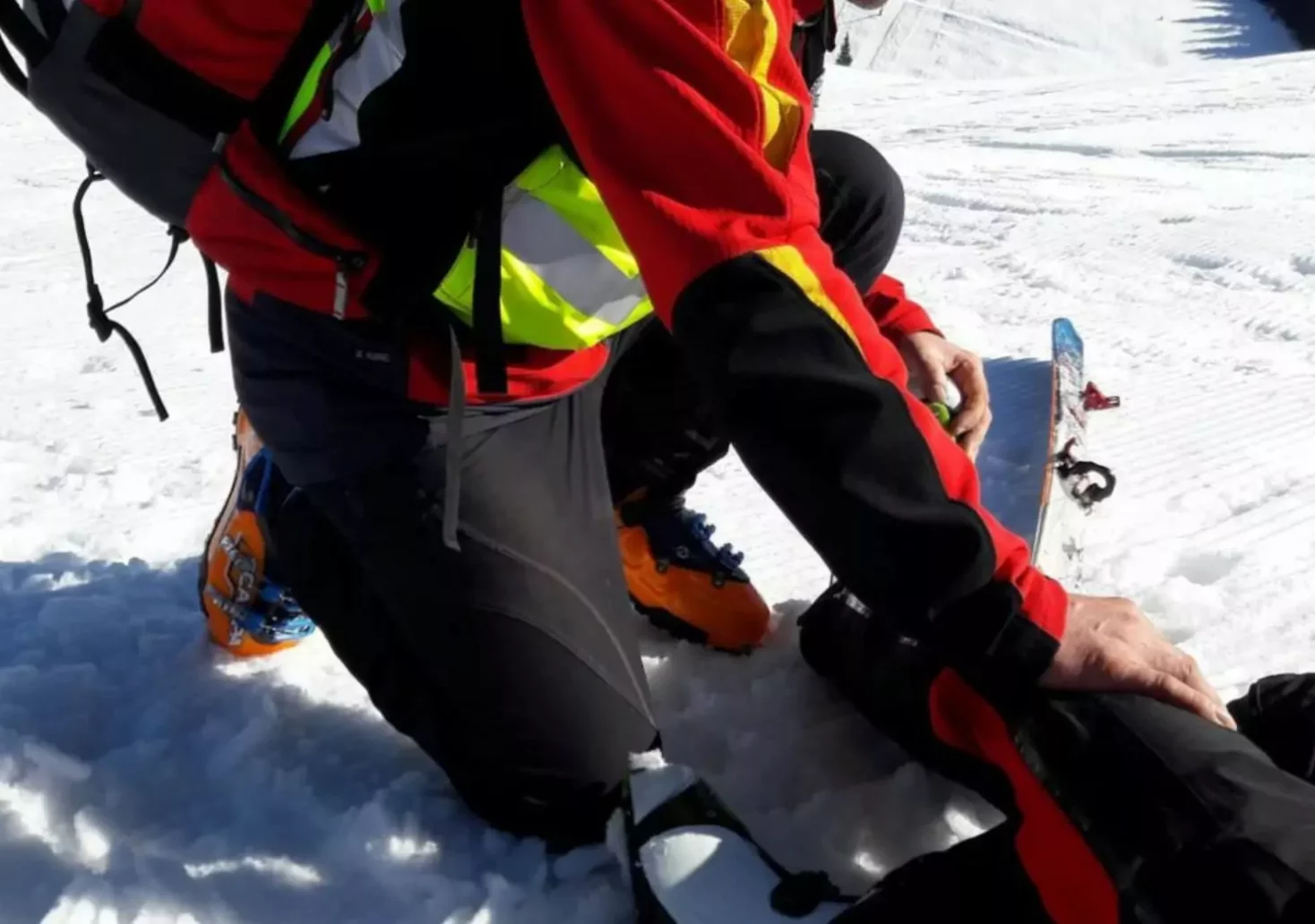 Ein Bild auf 5min.at zeigt einen Bergretter, der bei einem Schiunfall Erste Hilfe leistet.