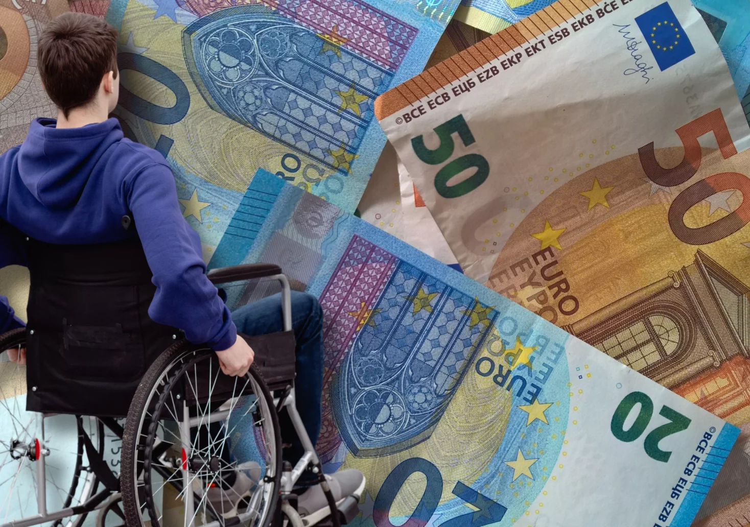 Eine Bildmontage auf 5min.at zeigt einen Rollstuhlfahrer, der auf Geldscheine blickt.