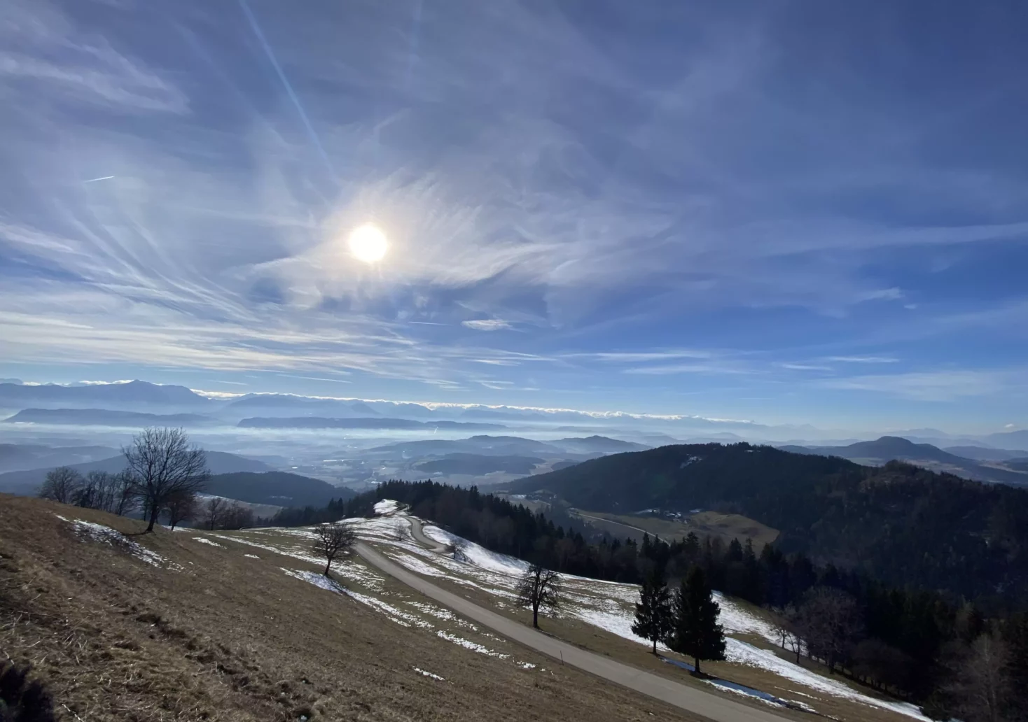 Ein Bild auf 5min.at zeigt den Blick vom winterlichen Magdalensberg im Bezirk Klagenfurt-Land ins Tal.