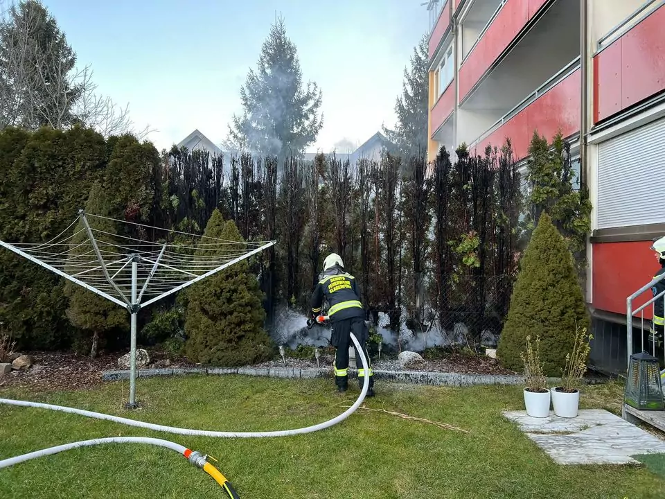 Ein Bild auf 5min.at zeigt die Löscharbeiten nach einem Heckenbrand in Klagenfurt.