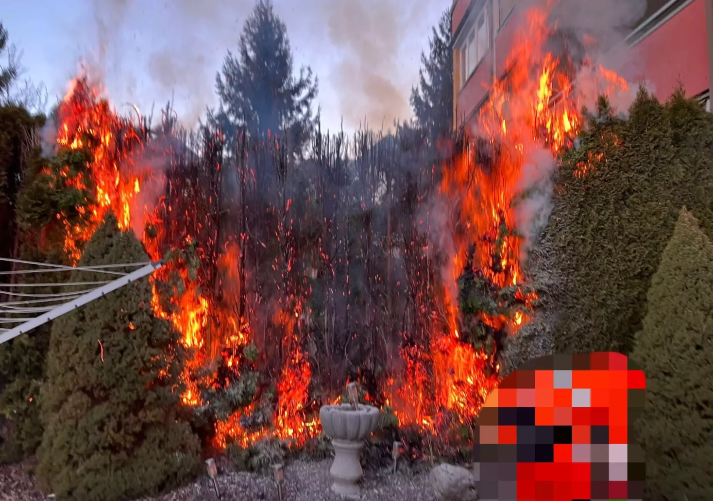 Ein Bild auf 5min.at zeigt den Heckenbrand in Klagenfurt.