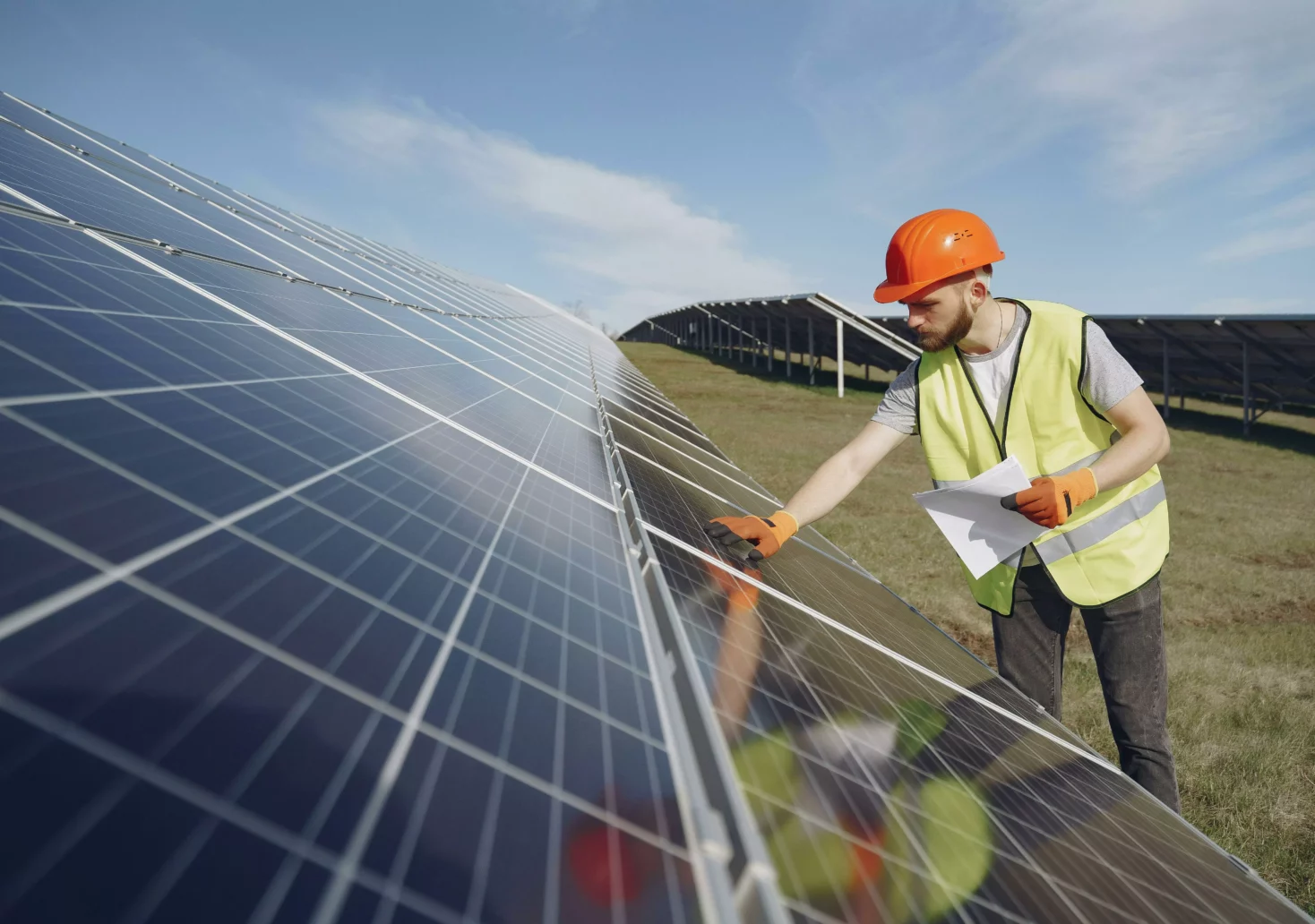 Ein Bild auf 5min.at zeigt einen Arbeiter, der eine Photovoltaik-Anlage checkt.
