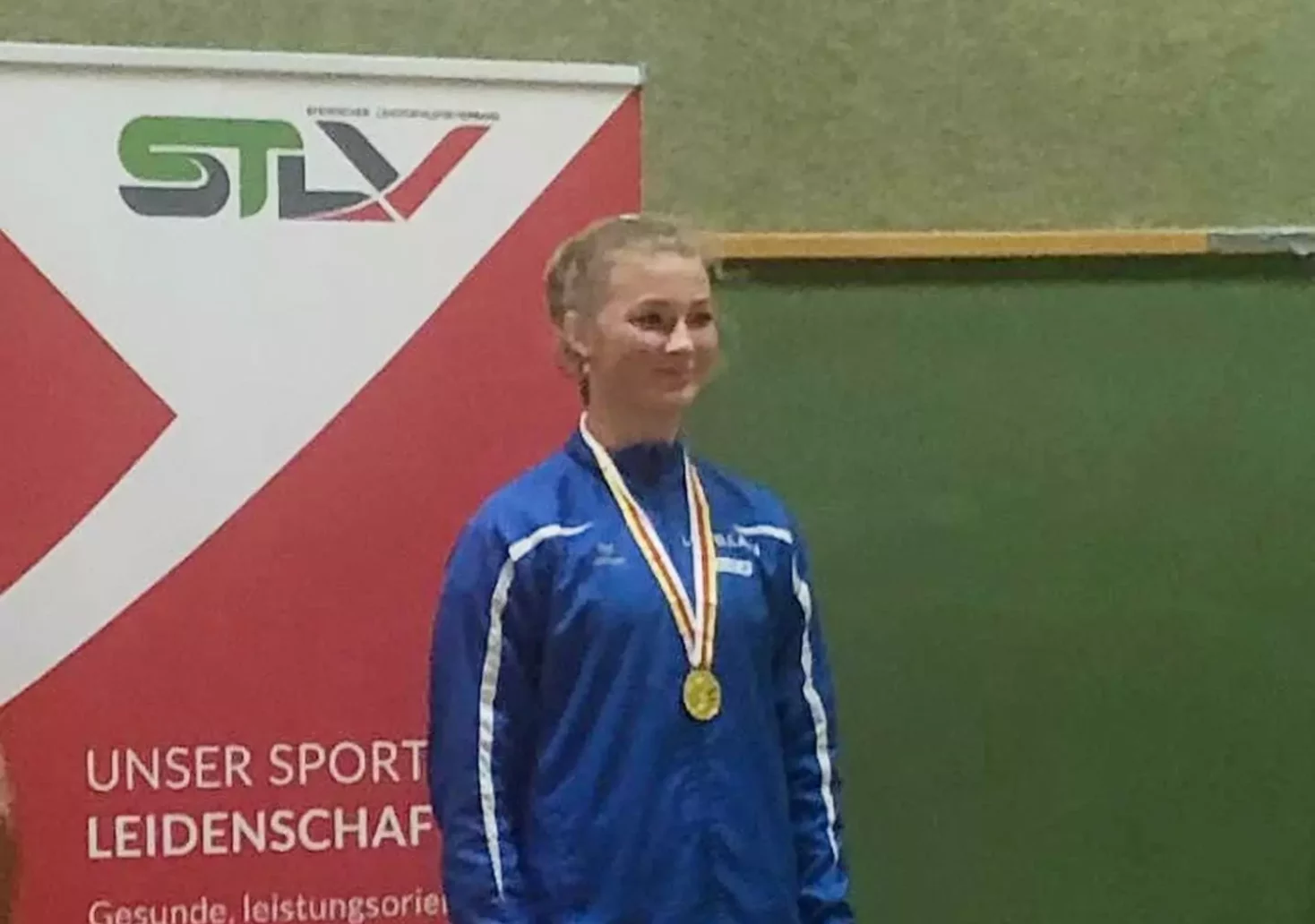 Foto auf 5min.at zeigt eine Sportlerin mit einer Medaille des LC Villach.