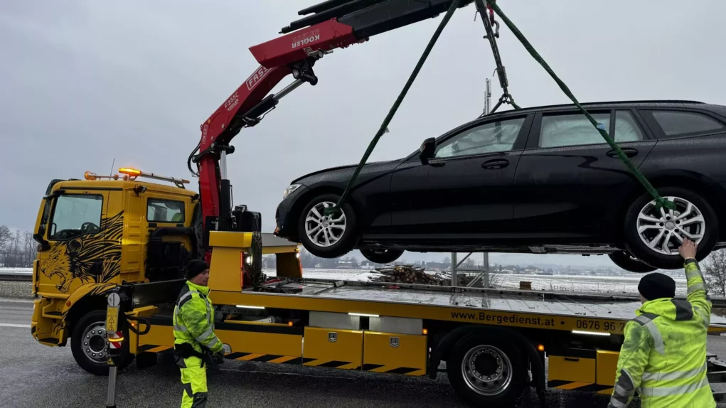 „Laufend Unfälle“: Eisglätte auf Straßen fordert Autofahrer