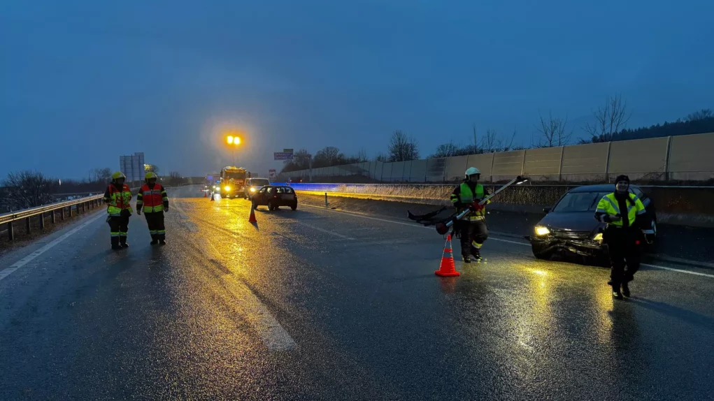 „Laufend Unfälle“: Eisglätte auf Straßen fordert Autofahrer
