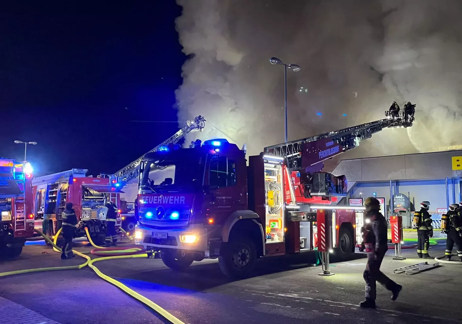 Bild auf 5min.at zeigt einen Brand bei einem Supermarkt.
