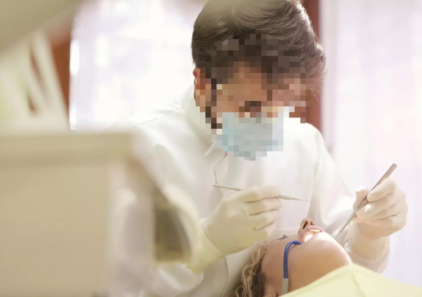 Das Bild auf 5min.at zeigt einen Zahnarzt bei einer Behandlung.
