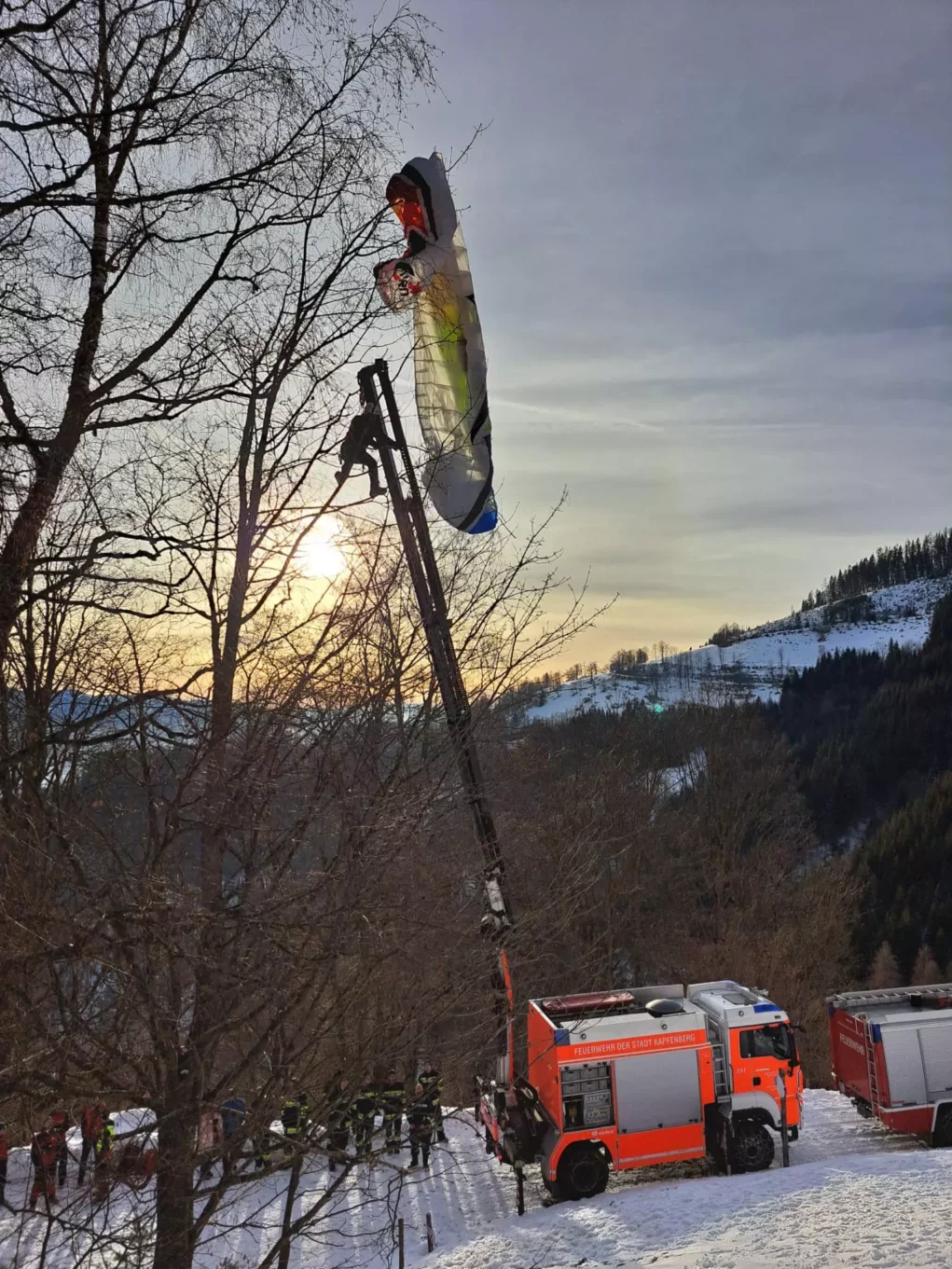 Bild auf 5min.at zeigt die Bergrettung Kapfenberg bei der Bergung einer Gleitschirmpilotin.