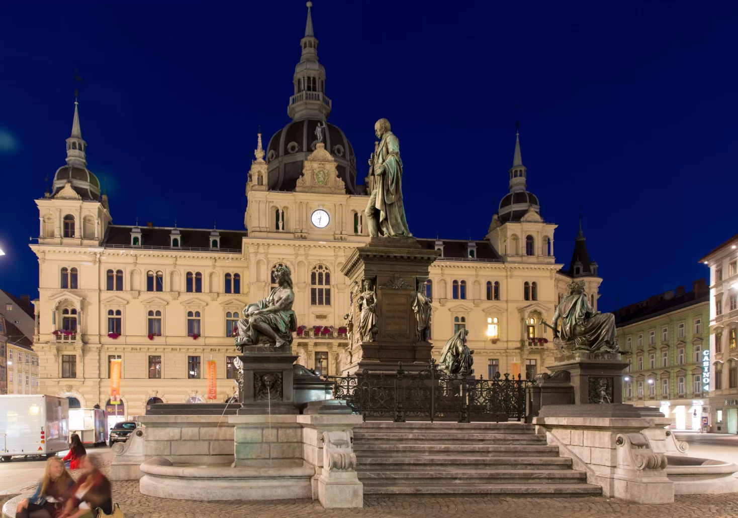 Foto auf 5min.at zeigt das Grazer Rathaus in der Nacht.