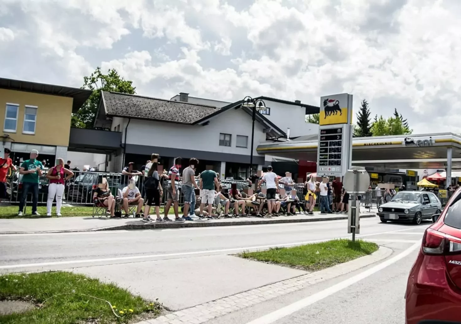 Ein Bild auf 5min.at zeigt GTI-Fans bei der Mischkulnig-Tankstelle in Selpritsch.