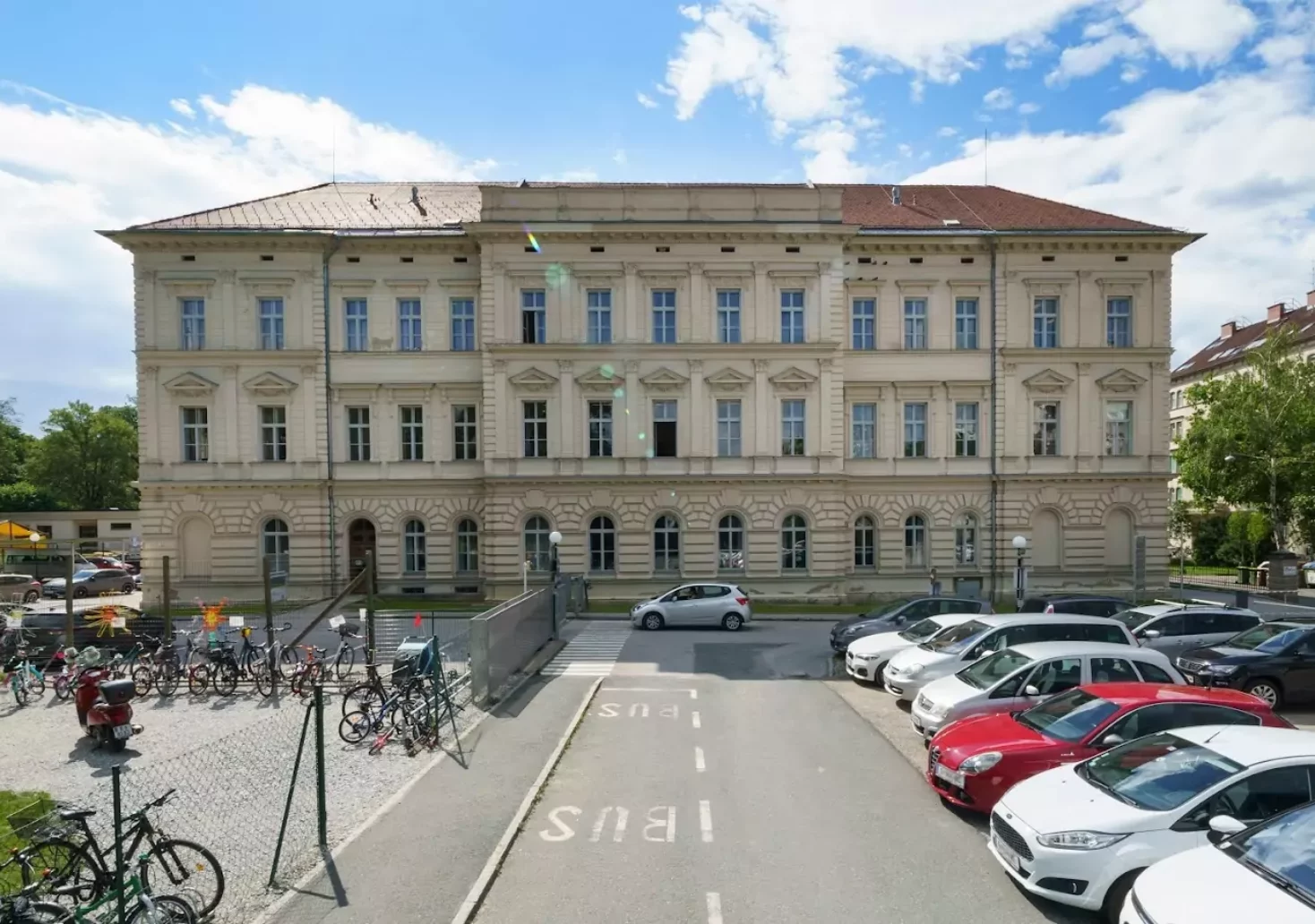 Foto auf 5min.at zeigt die Volksschule Rosenberg in Graz.