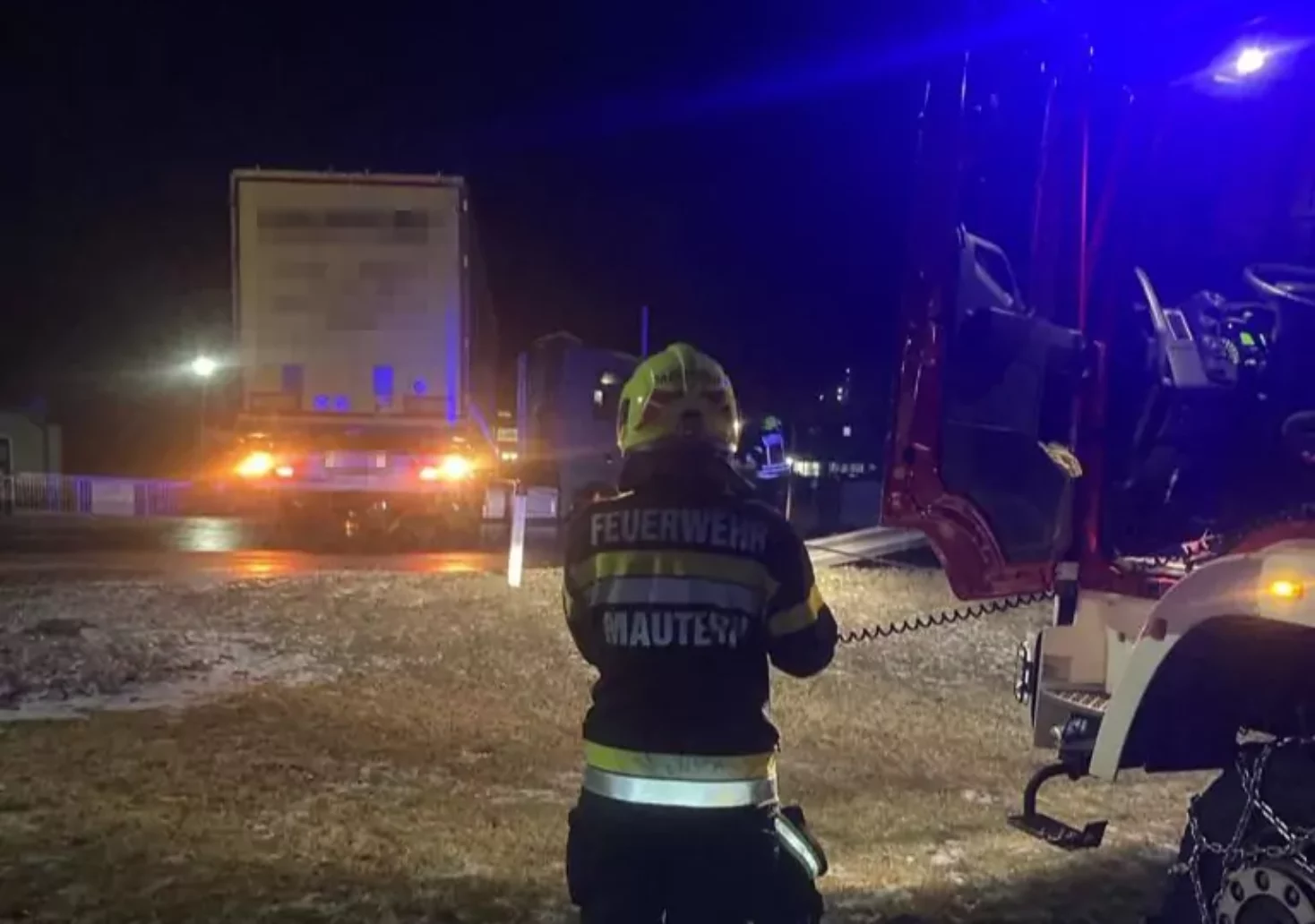 Feuerwehr barg LKW: Er kam von der Fahrbahn ab
