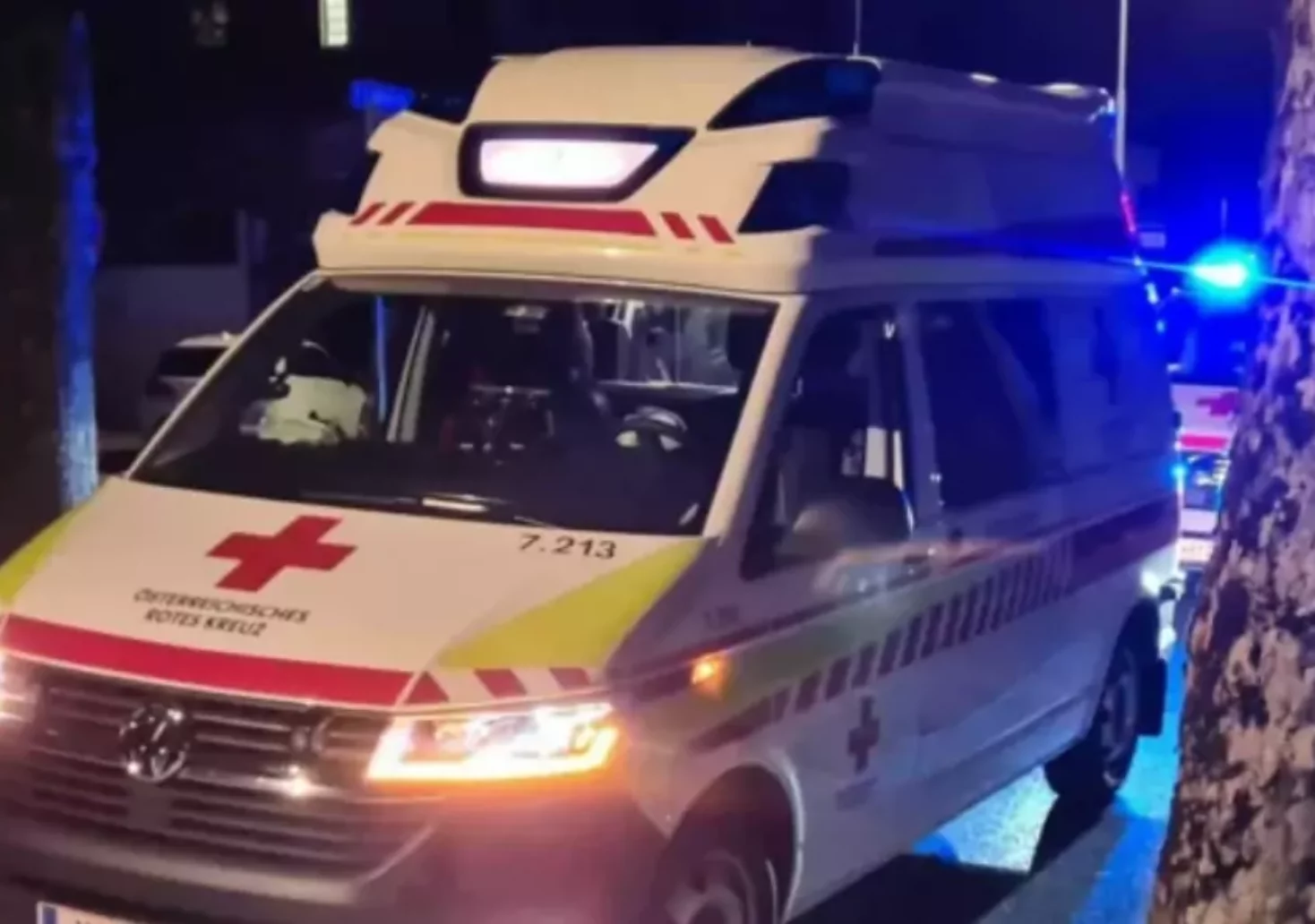 Foto in Beitrag von 5min.at: Zu sehen ist ein Rettungsauto in der Nacht in Klagenfurt..