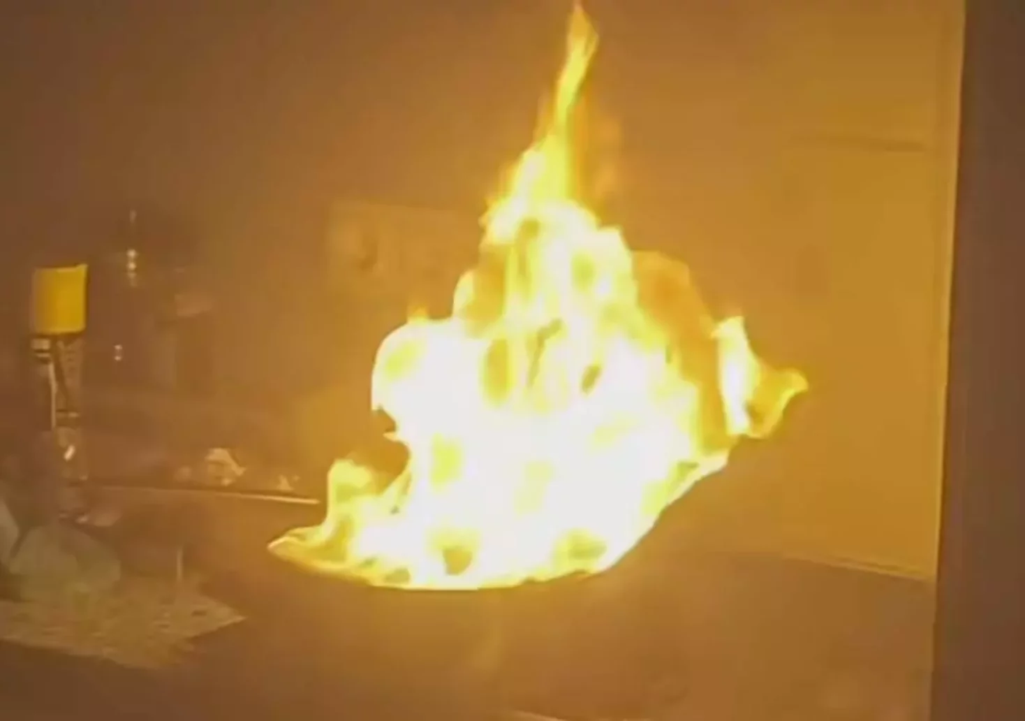Ein Bild auf 5min.at zeigt einen brennenden Kochtopf.
