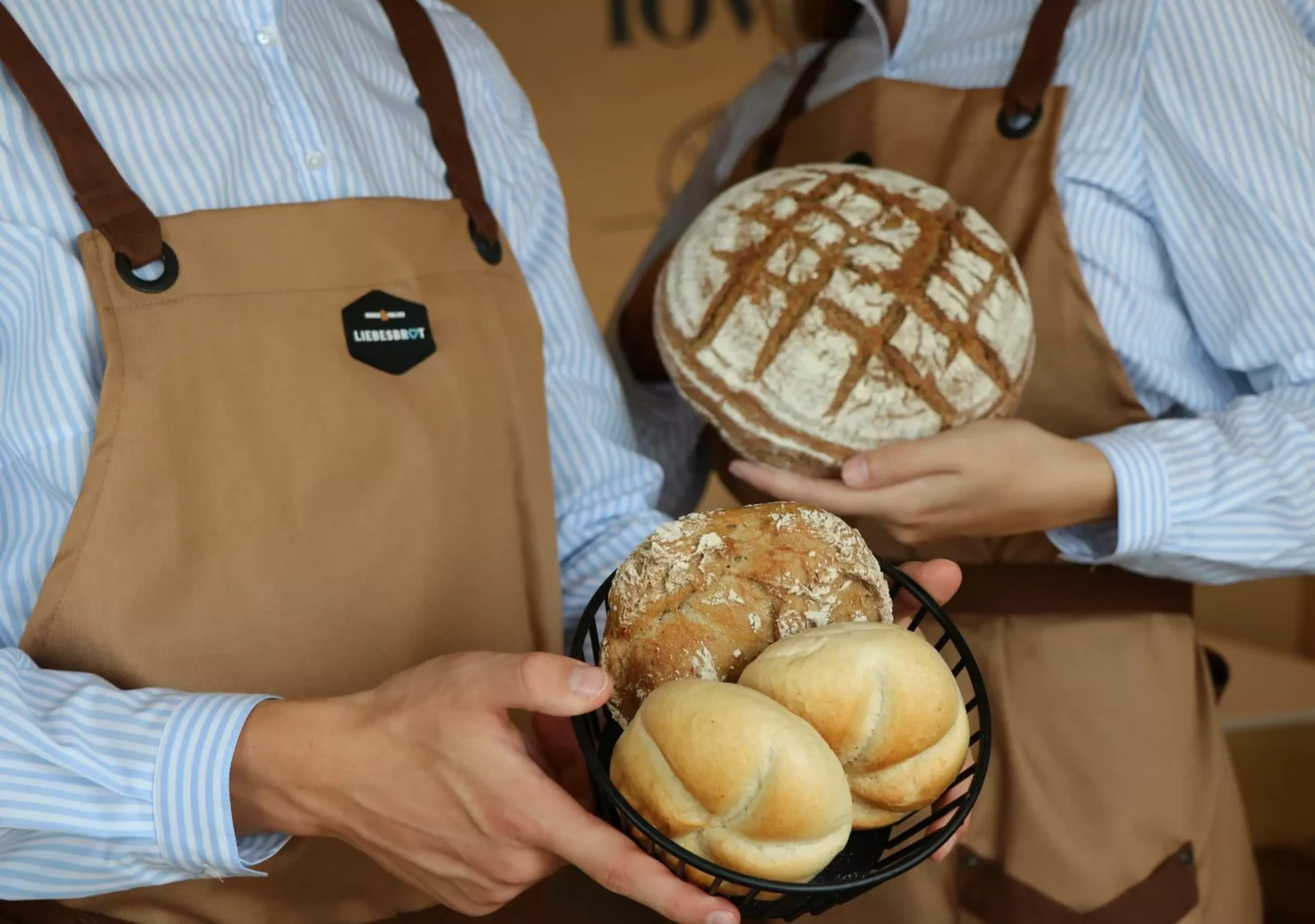 Ein Bild auf 5min.at zeigt zwei Bäcker mit Gebäck in den Händen.