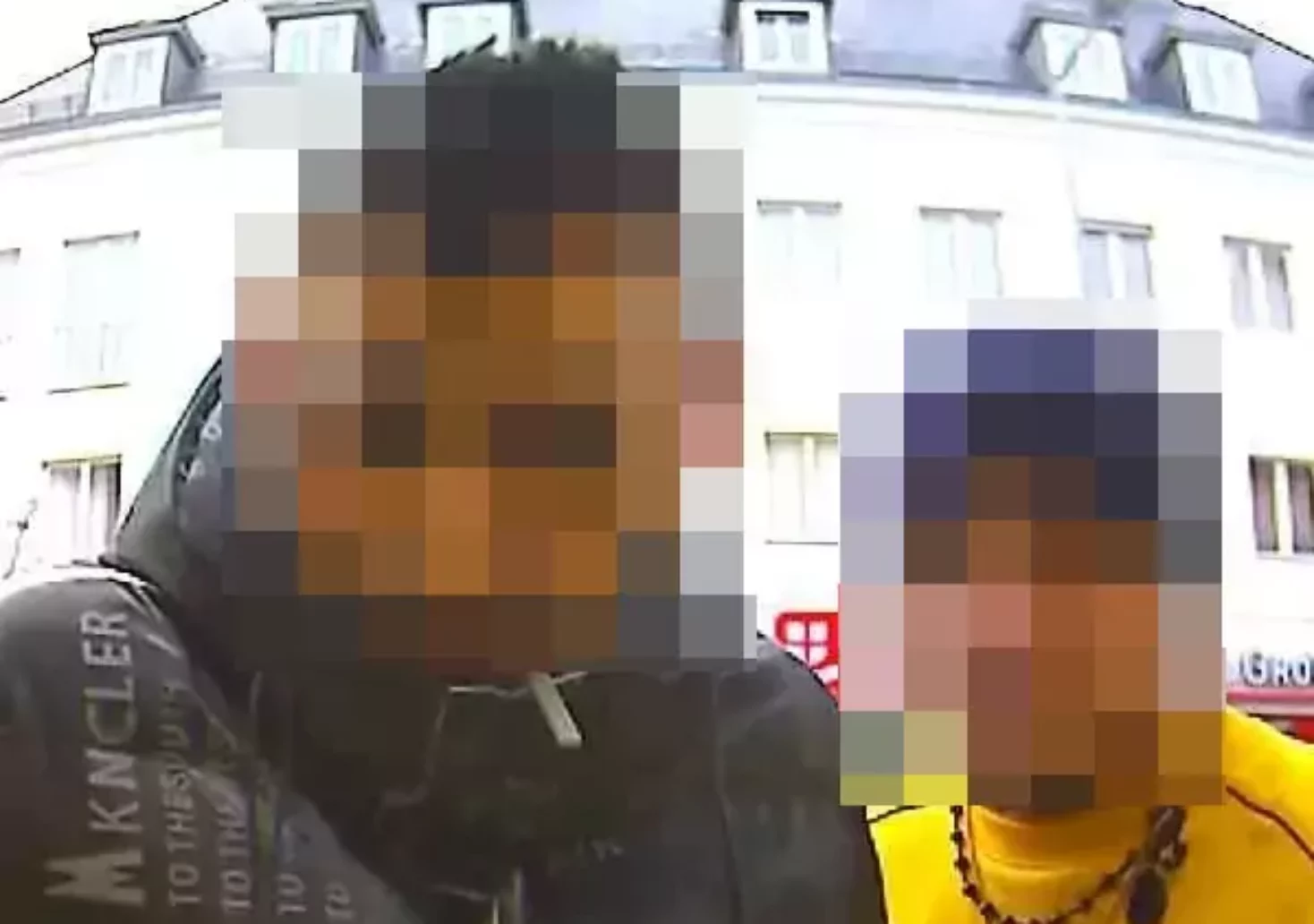 Brieftasche gestohlen: Polizei sucht nach diesen beiden Männern