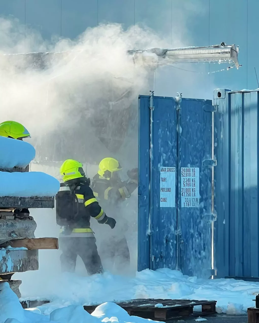 Foto in Beitrag von 5min.at: Zu sehen sind Feuerwehrler, die in einen Container schauen, aus dem es raucht.