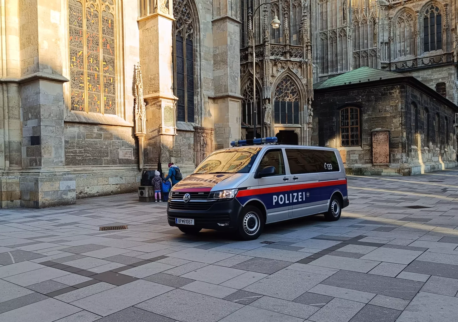 Foto auf 5min.at zeigt einen Polizeiwagen am Stephansplatz in Wien.