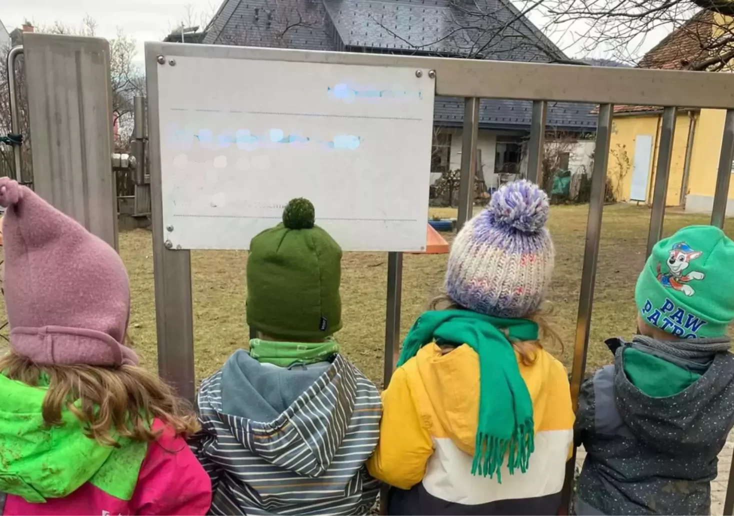 Foto auf 5min.at zeigt Kinder vor einen geschlossenen Kindergarten stehen.