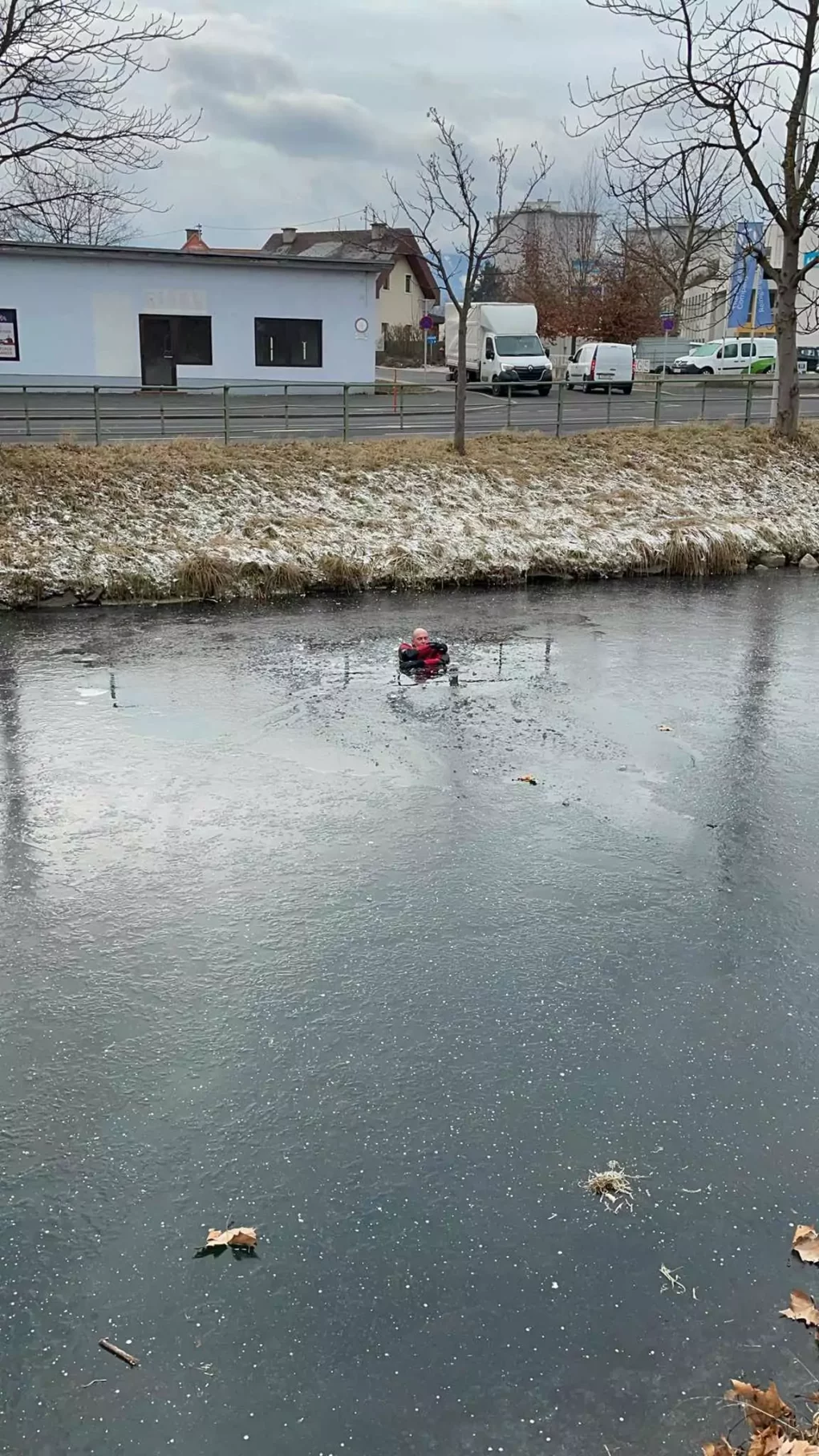 Foto in Beitrag von 5min.at: Zu sehen ist ein im Eis eingebrochener Mann.
