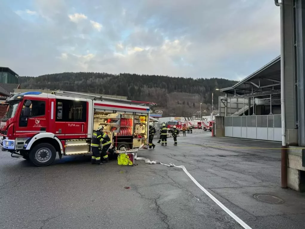 Brandalarm bei Kärntnermilch: Zahlreiche Feuerwehren im Einsatz