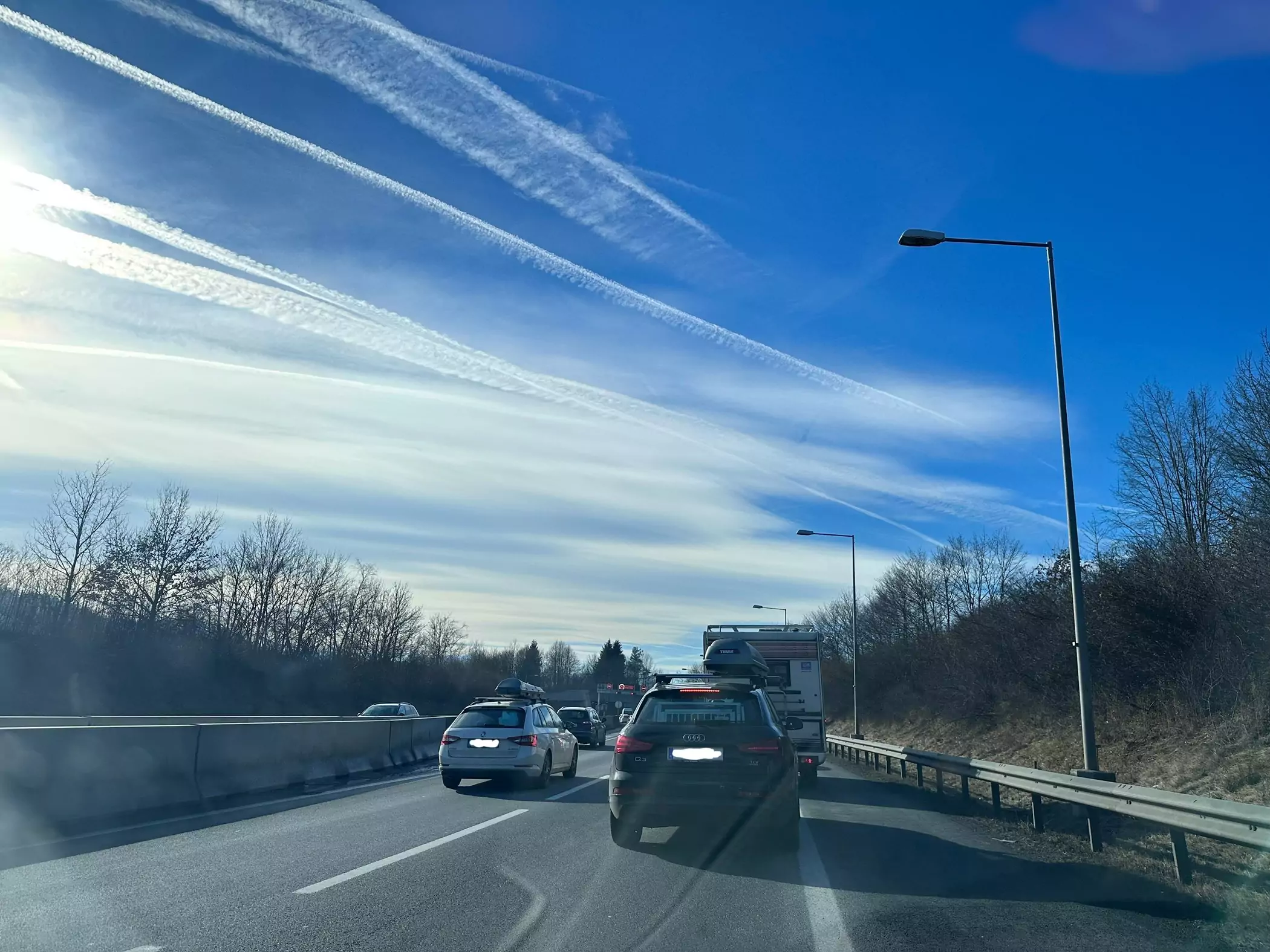Foto auf 5min.at zeigt einen sich bildenden Stau vor einem Tunnel auf der Autobahn.