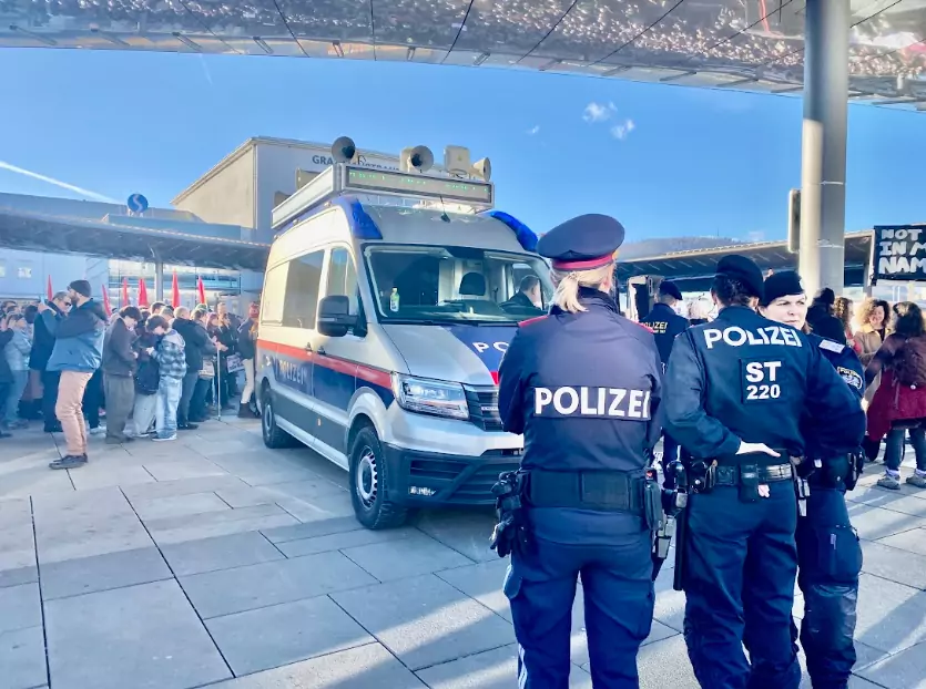 Foto auf 5min.at zeigt einen Polizeibus und Beamte bei Tag am Grazer Hauptbahnhof.