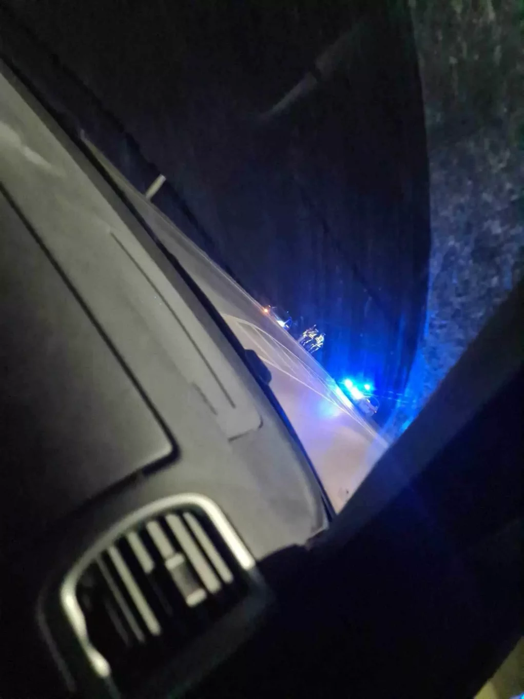 Bild auf 5min.at zeigt ein Polizeiauto im Busch