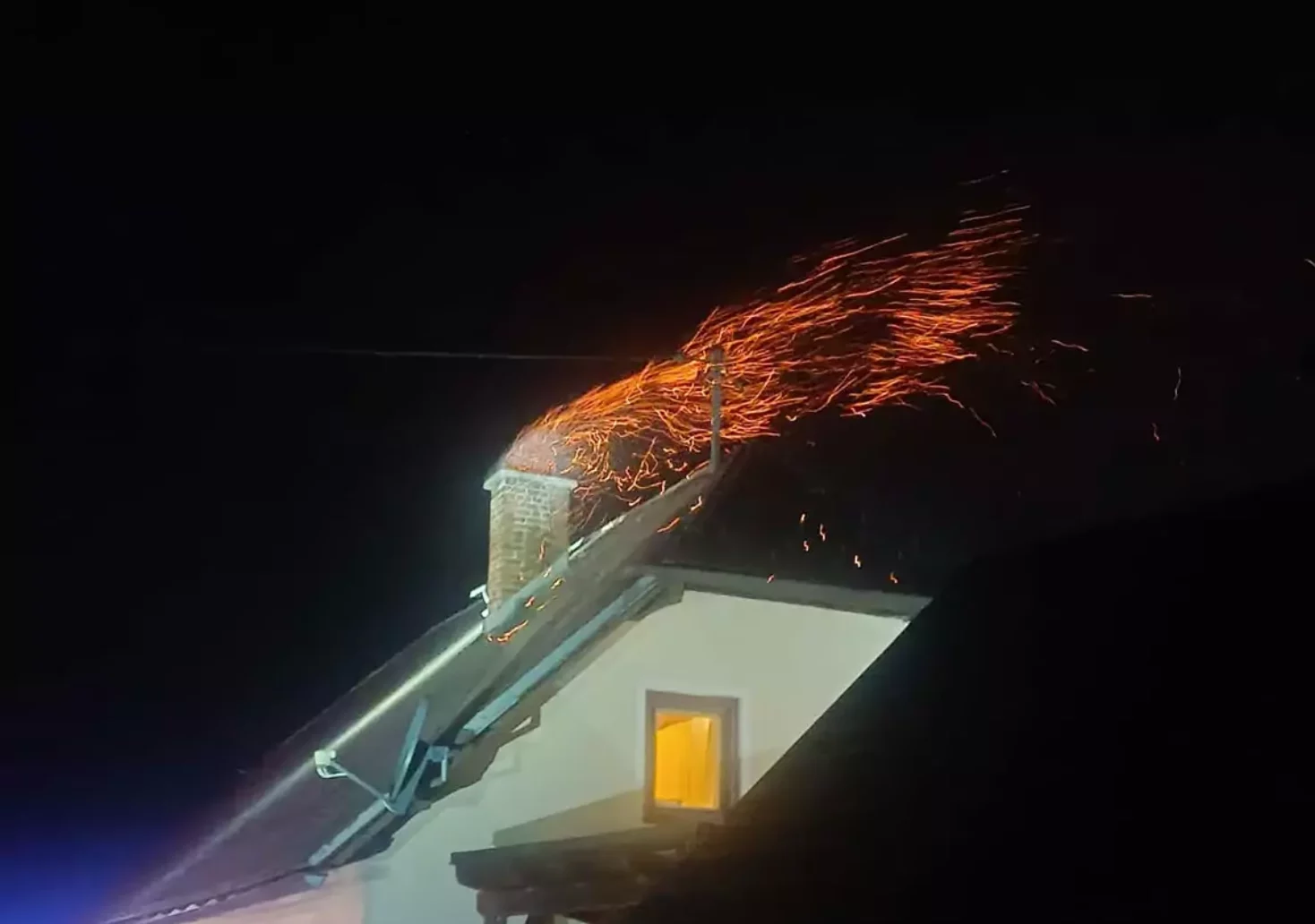 „Starker Funkenflug“: Drei Villacher Feuerwehren zu Kaminbrand alarmiert