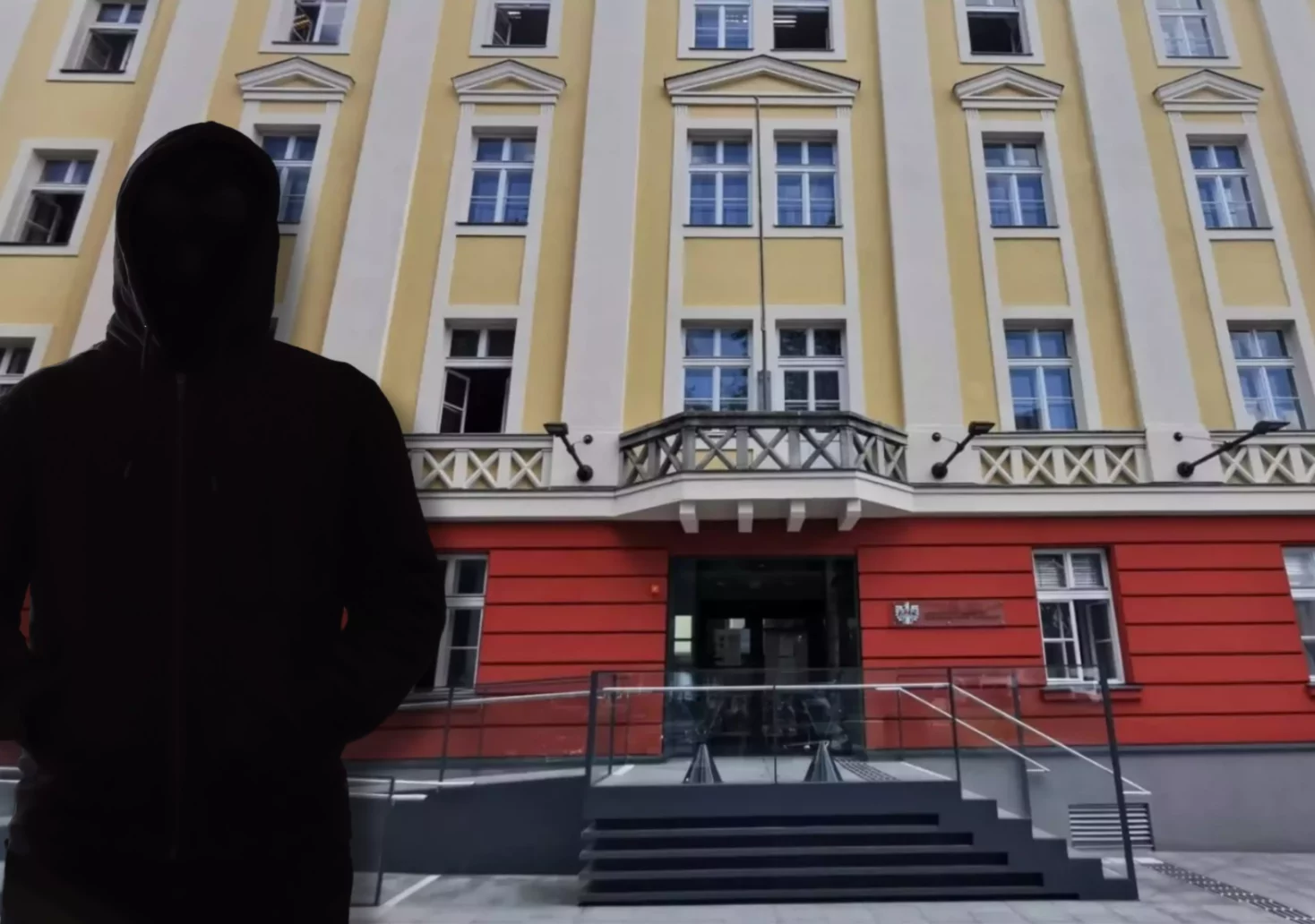 Ein Bild auf 5min.at zeigt die Silhouette eines Mannes vor dem Landesgericht Klagenfurt.