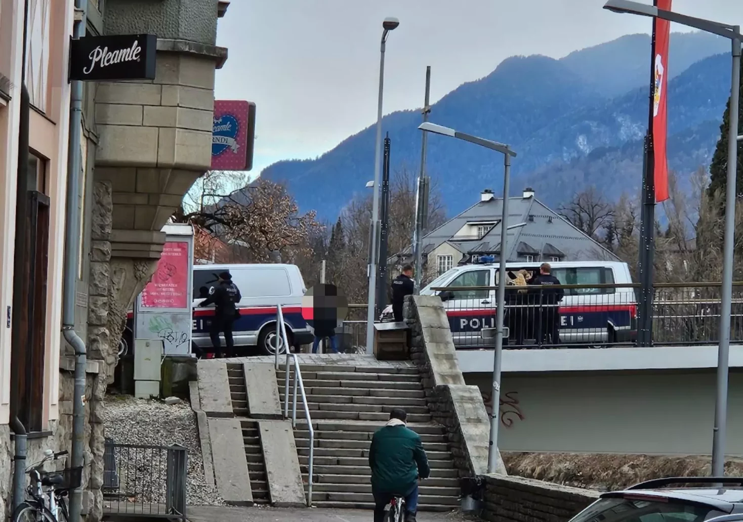Foto in Beitrag von 5min.at: Zu sehen sind mehrere Polizeiautos in Villach.