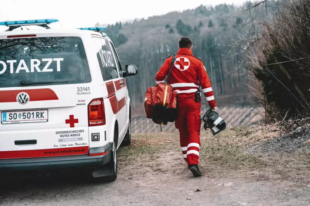 Bild auf 5min.at zeigt einen Notarzt des Roten Kreuzes.