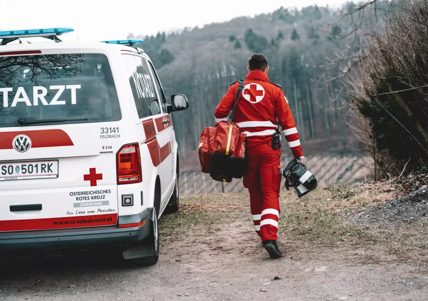 Bild auf 5min.at zeigt einen Notarzt des Roten Kreuzes.